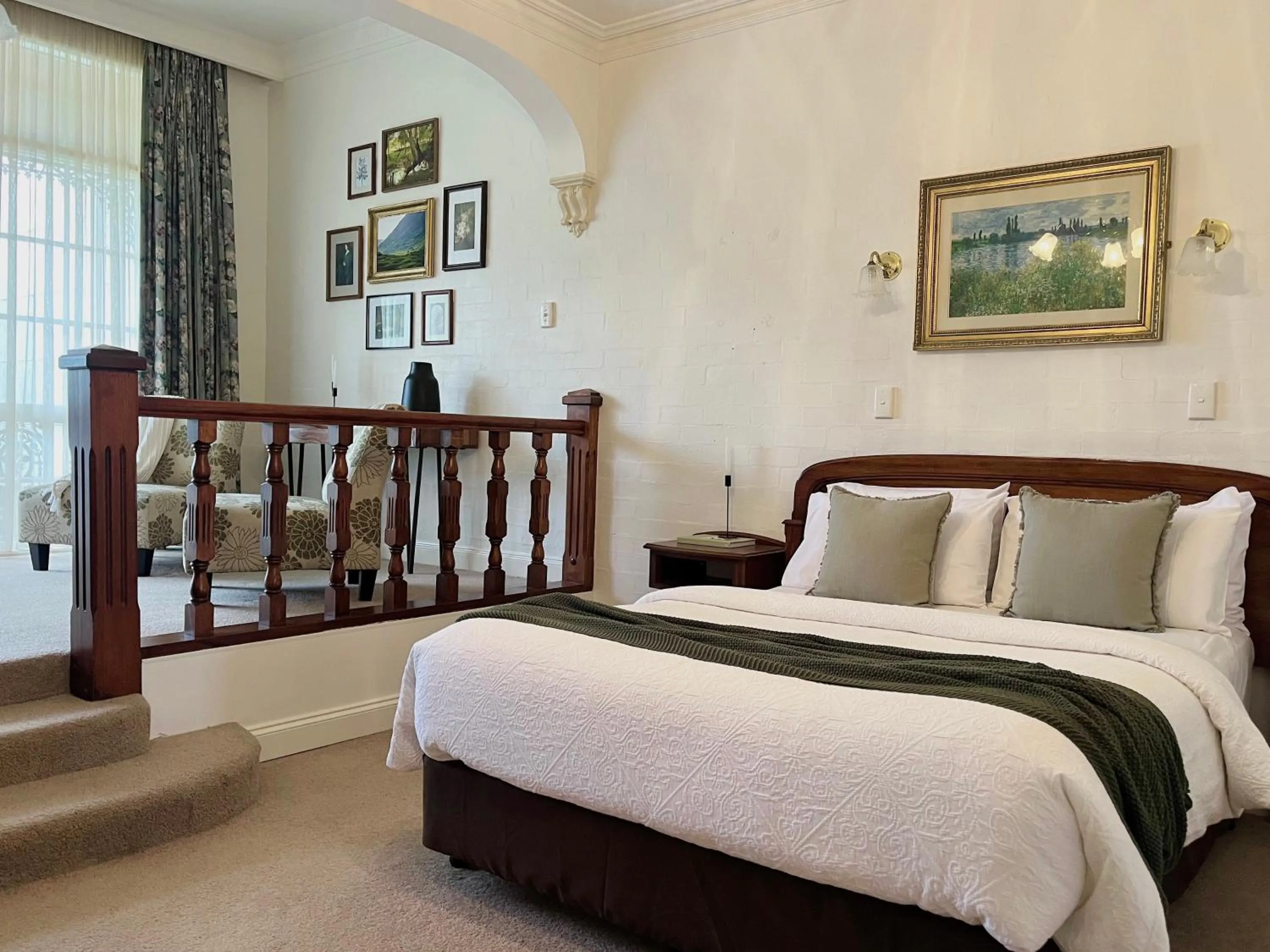 Queen Suite in Victoria House Motor Inn