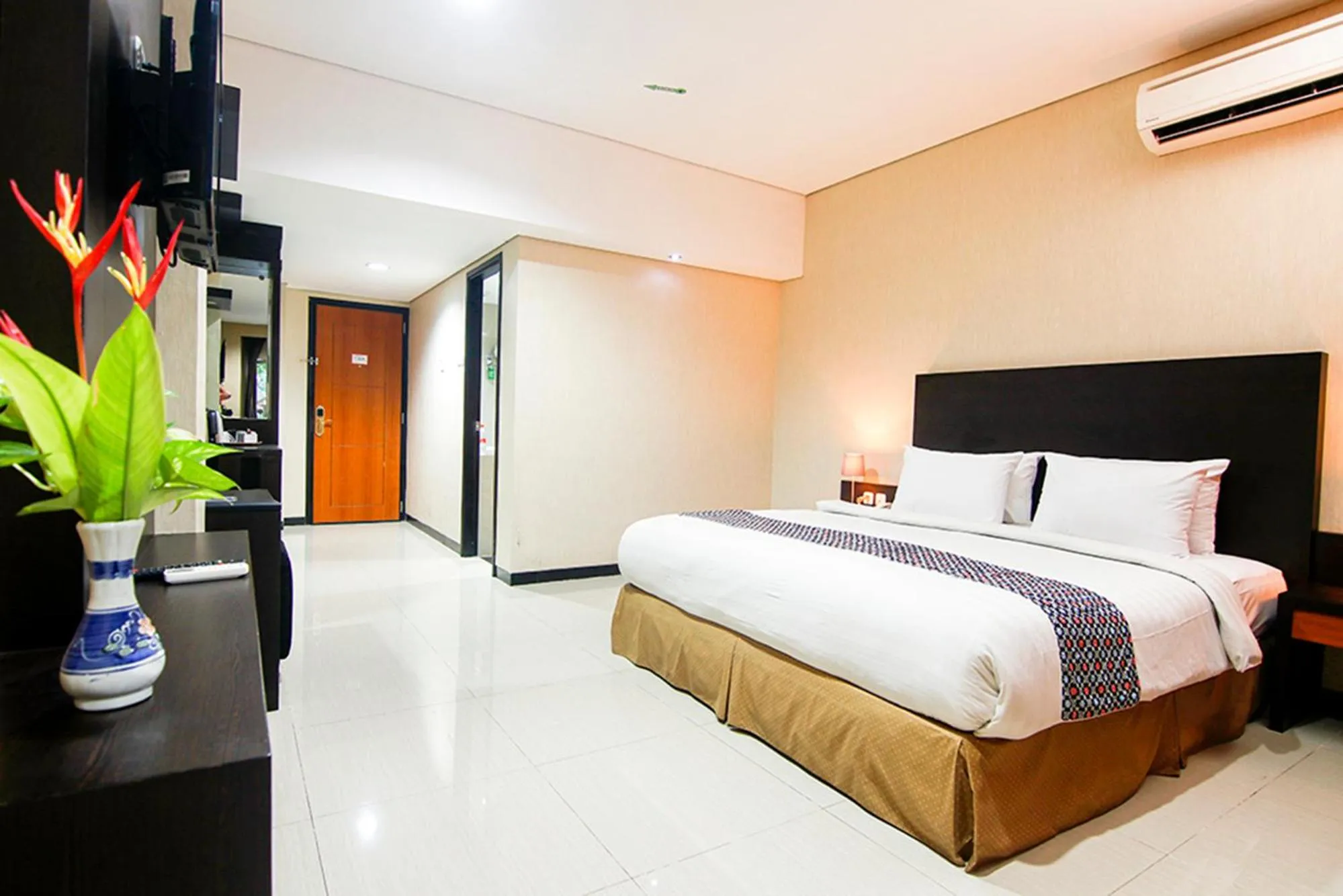 King Suite with Balcony in Parkside Mandarin Hotel Pekalongan
