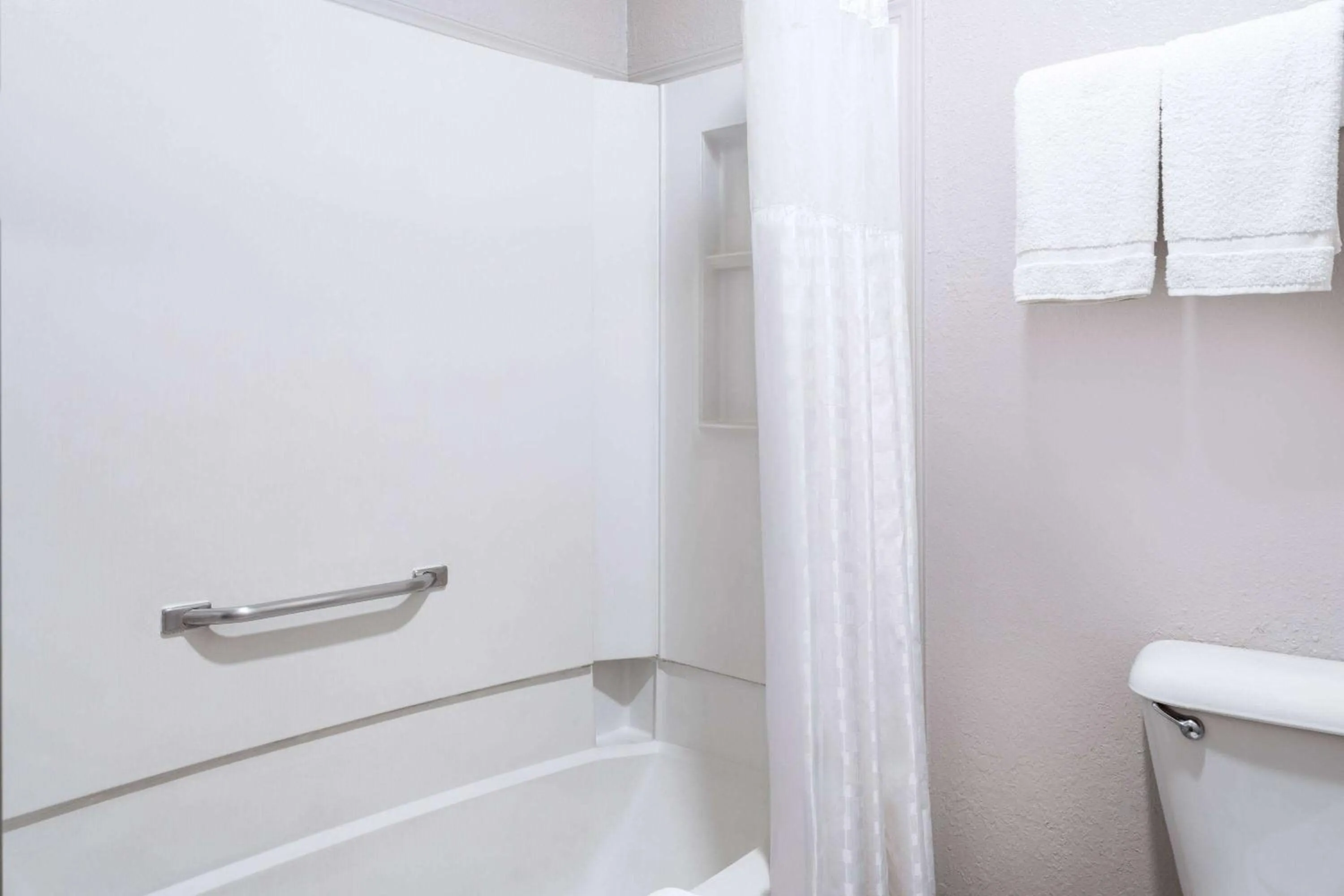 Deluxe Queen Room - Disability Access/Non-Smoking in Days Inn by Wyndham Ardmore