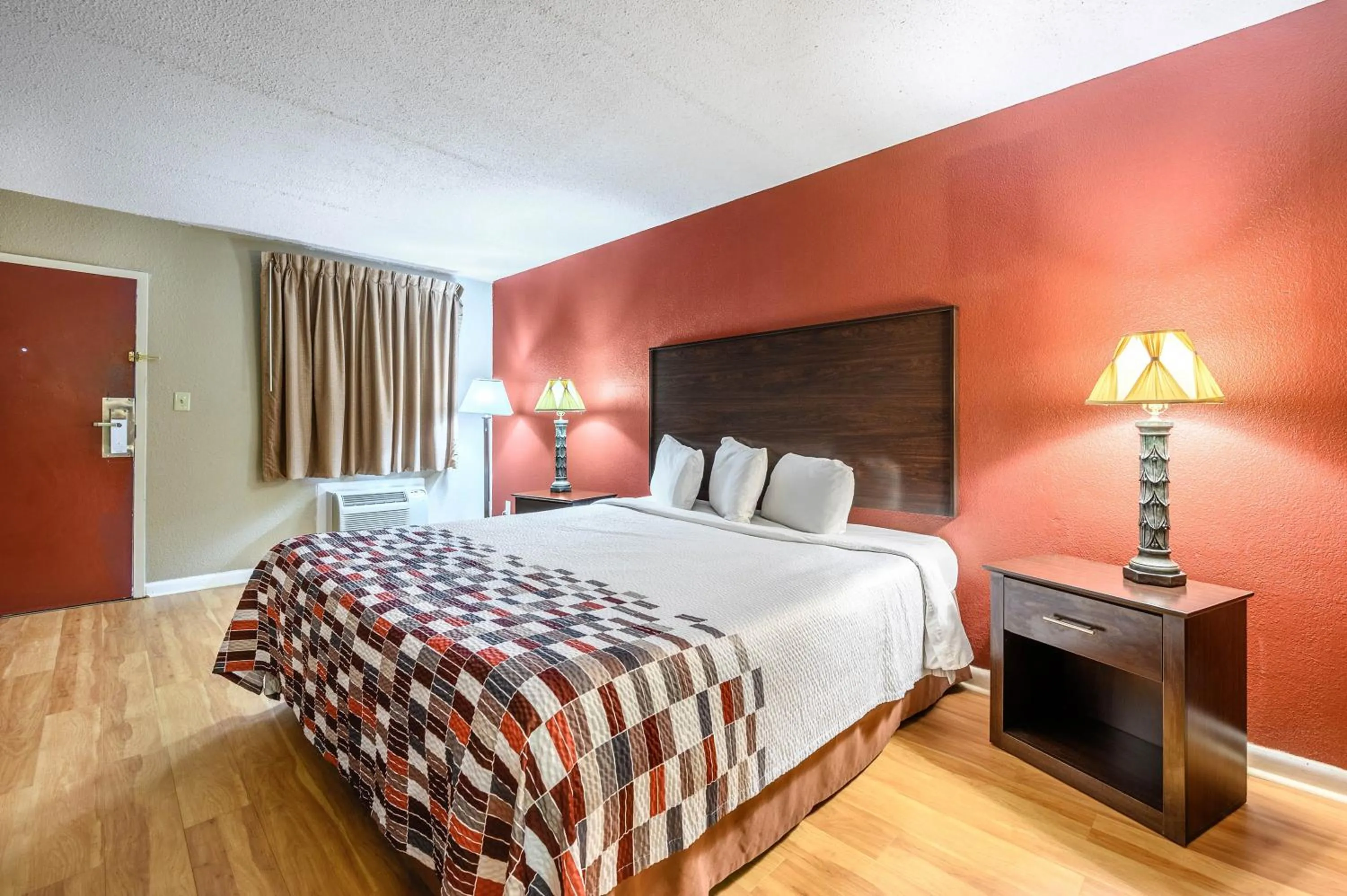 Deluxe King Room Non-Smoking in Red Roof Inn Sylacauga