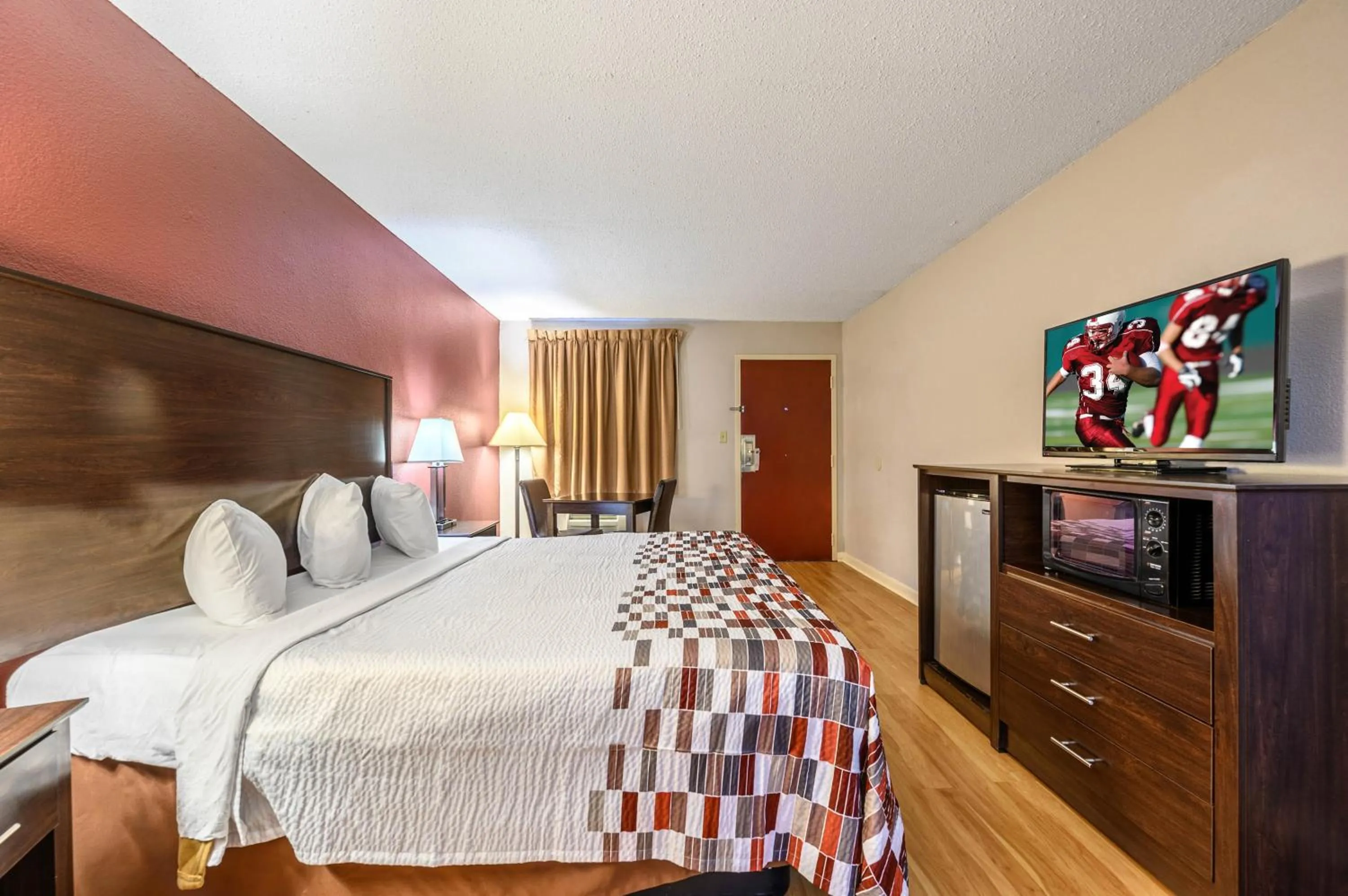 Deluxe King Room Disability Access Non-Smoking in Red Roof Inn Sylacauga