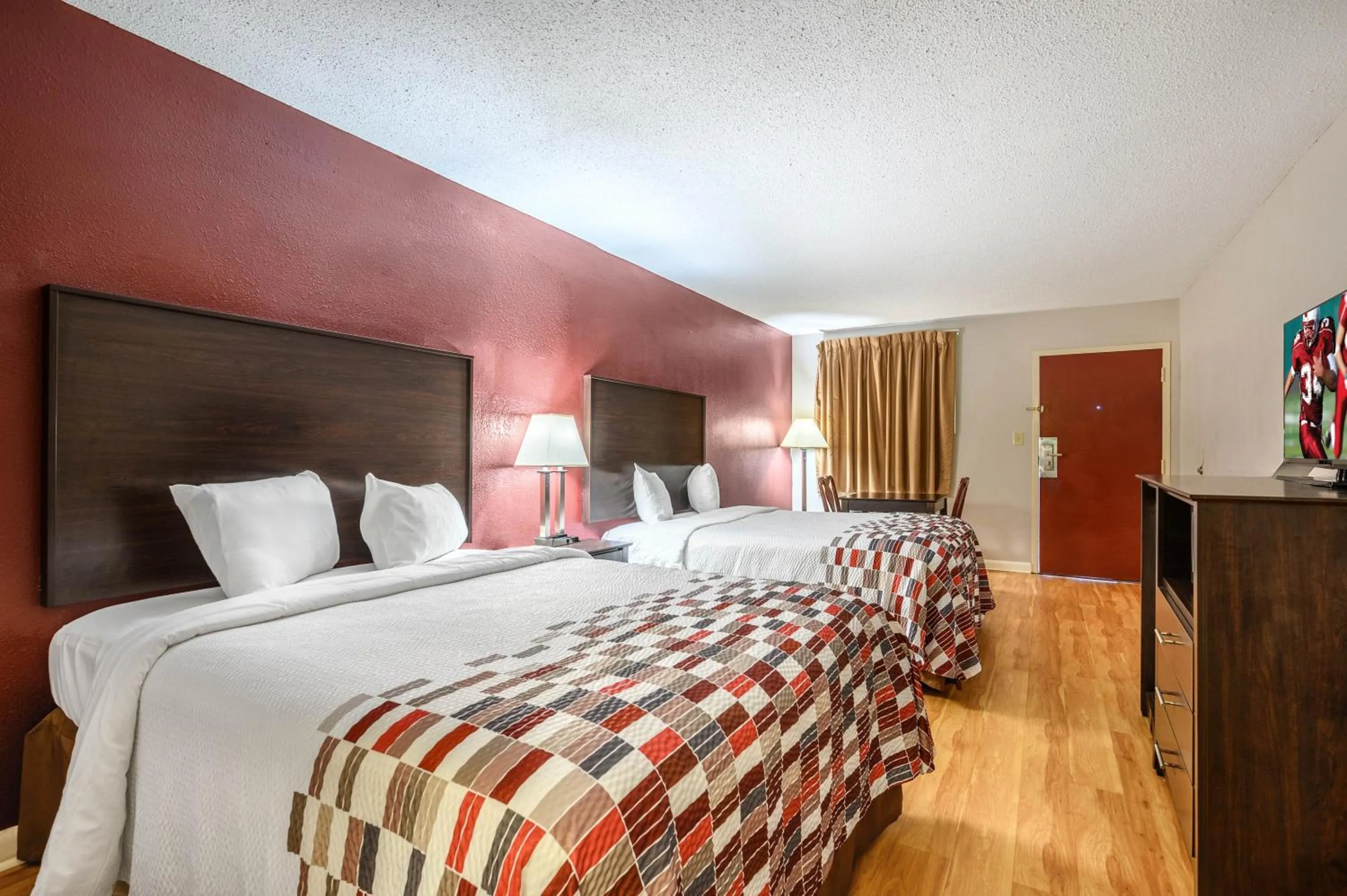 Deluxe Room with Two Queen Beds Smoking in Red Roof Inn Sylacauga