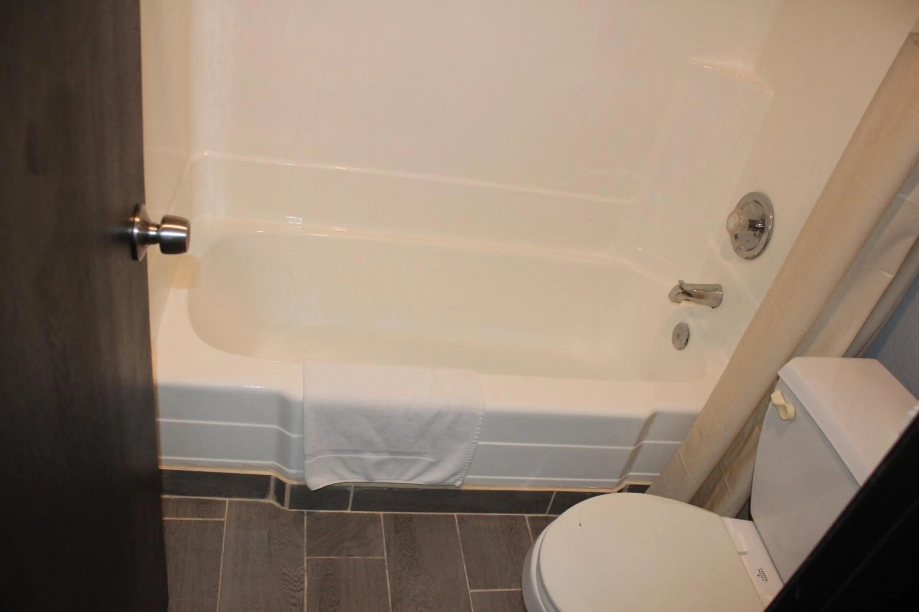 King Room with Sofa Bed - Non-Smoking in Travelodge by Wyndham Blythe