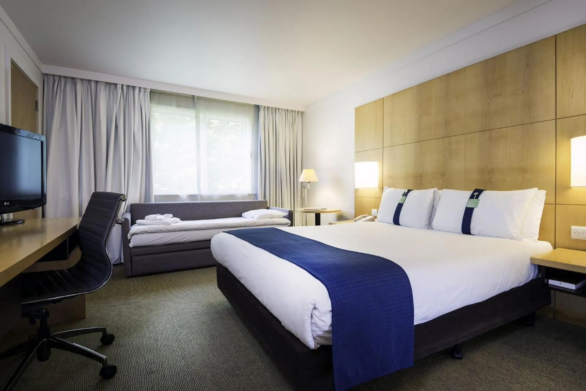 Standard Double Room with Sofa Bed in Holiday Inn Oxford by IHG