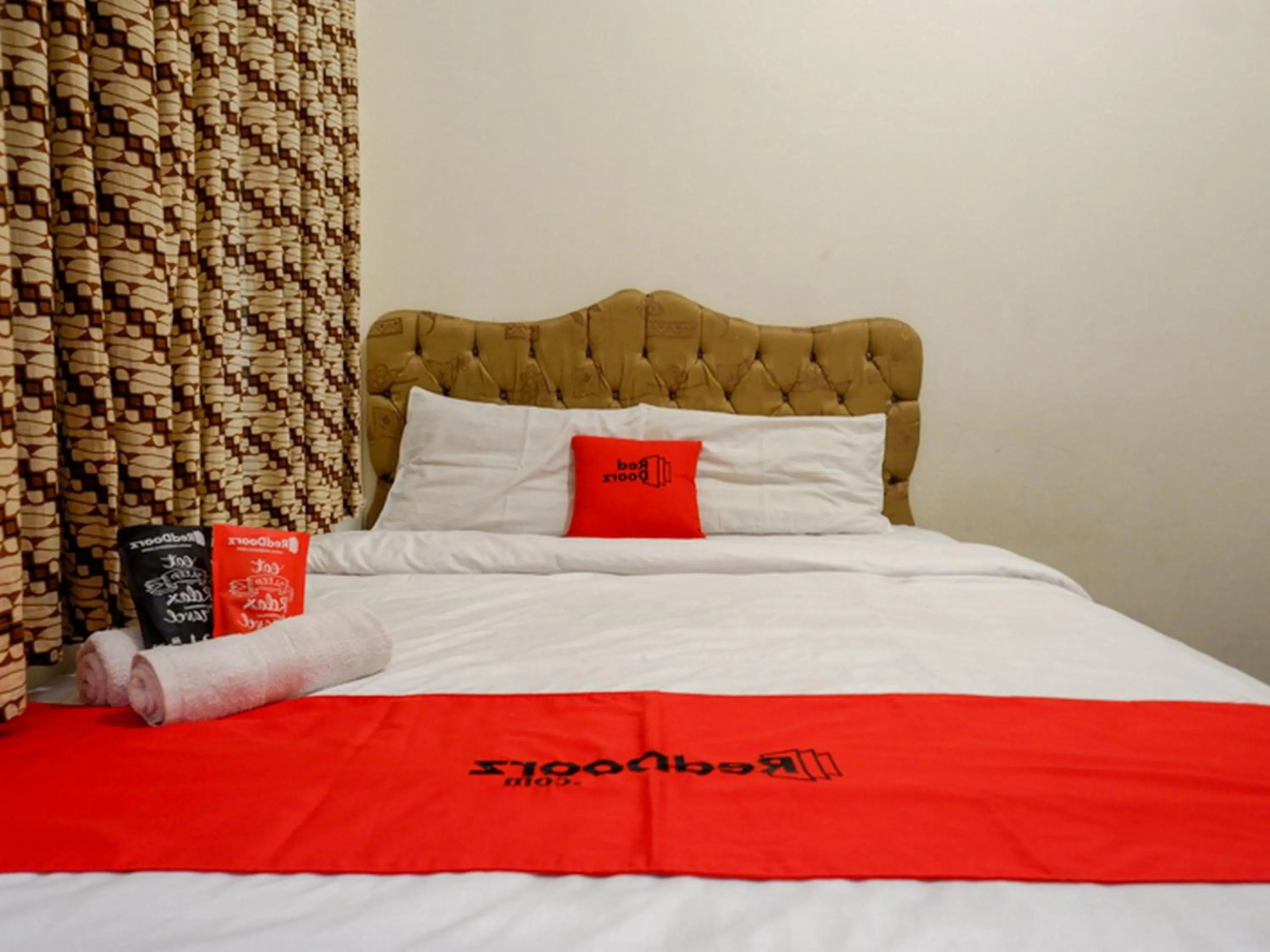 Deluxe Room in RedDoorz near Tugu Yogyakarta