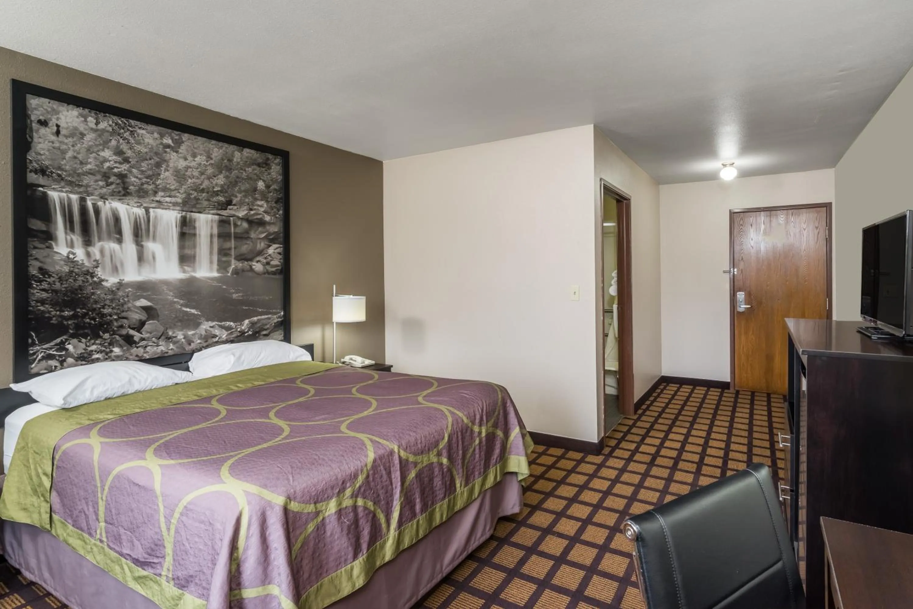 Queen Room - Mobility Access/Non-Smoking in Super 8 by Wyndham Munfordville KY