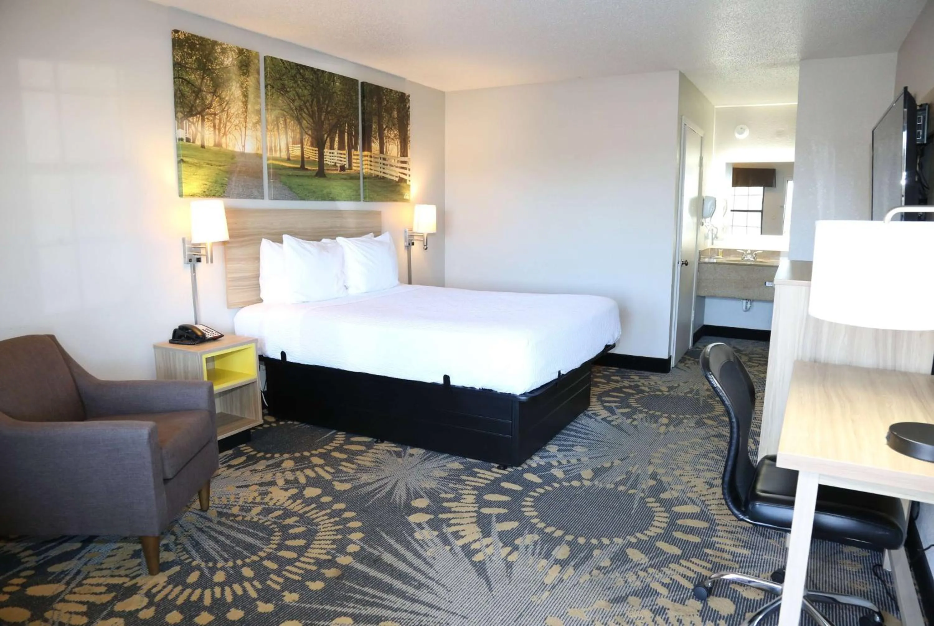 Queen Room - Non-Smoking in Days Inn by Wyndham Monroe, Louisiana