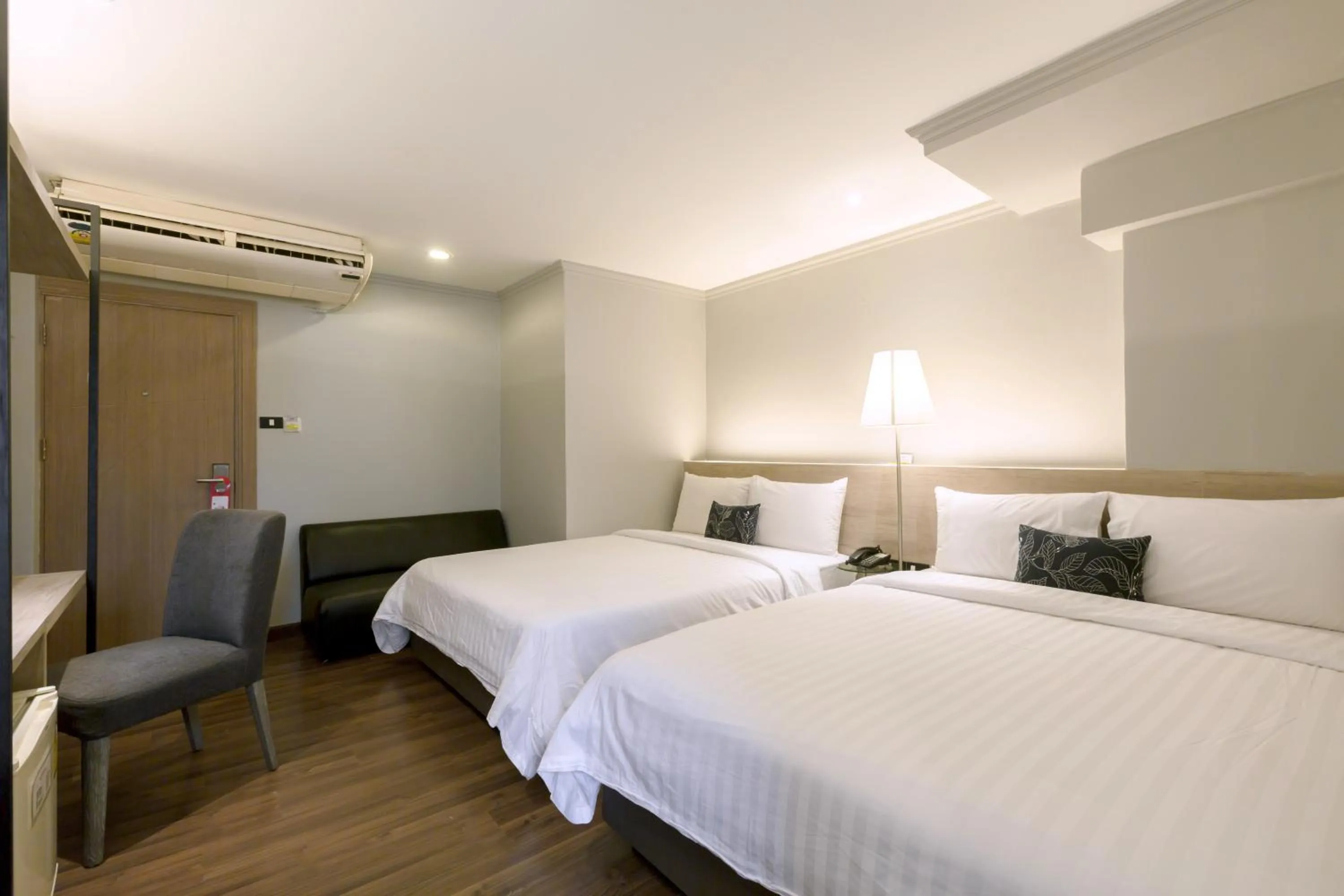 Superior Twin Room in Maxim's Inn