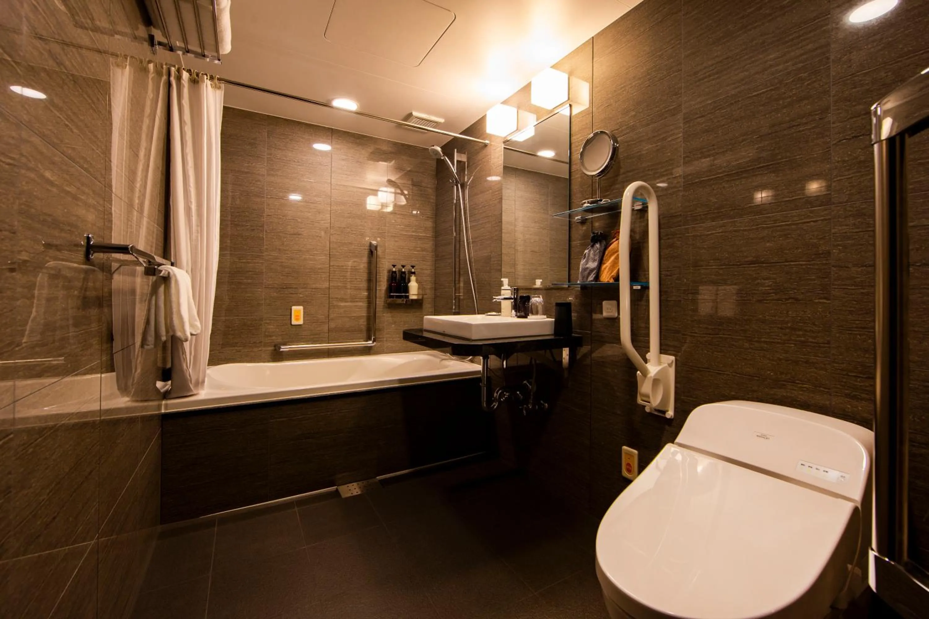 Twin Room - Disability Access in PROSTYLE Ryokan Yokohama Bashamichi