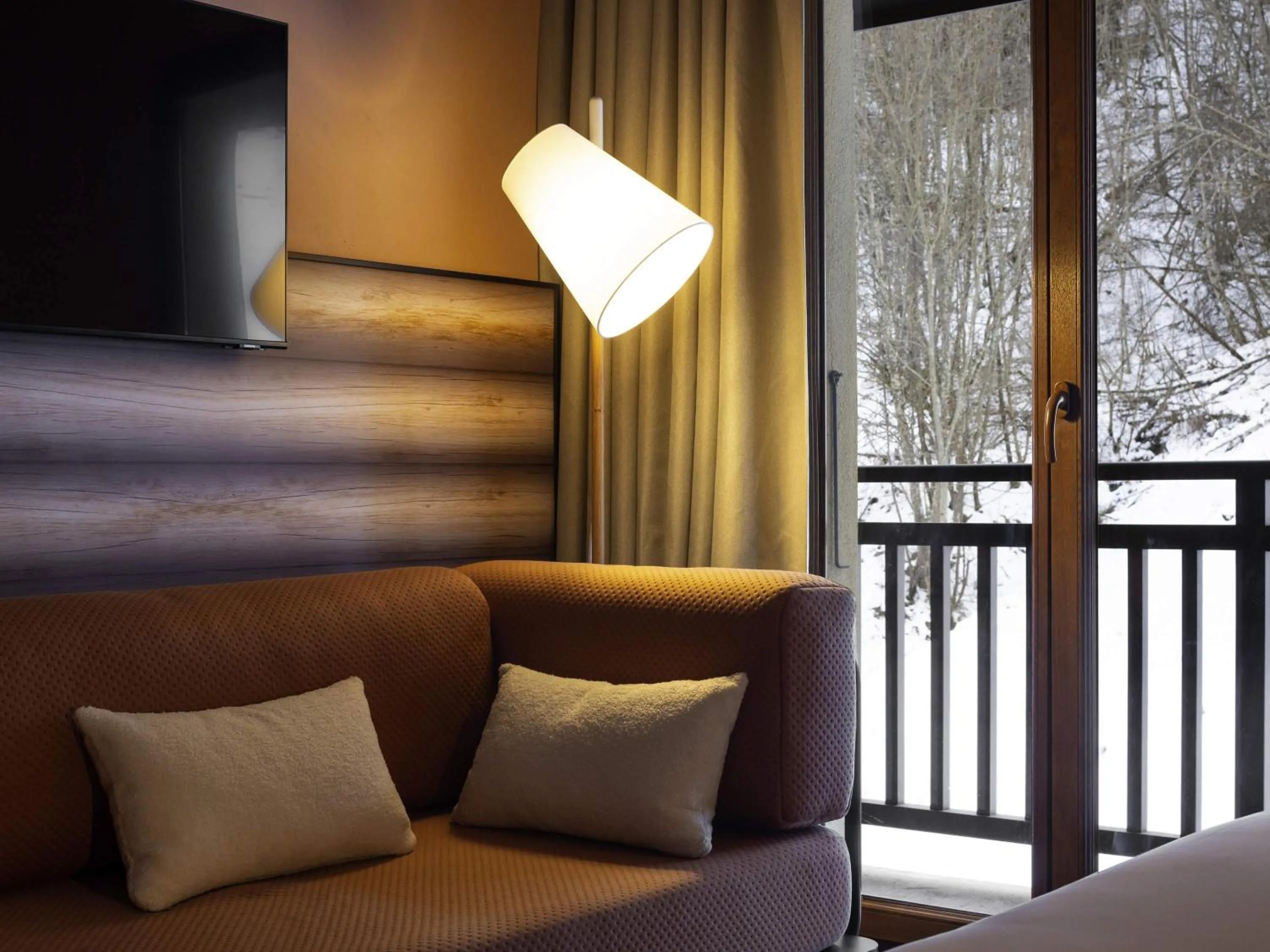 Triple Room with One Double Bed and Single Chaise Lounge or 3 Single Beds - single occupancy in ibis Styles Les Houches Chamonix