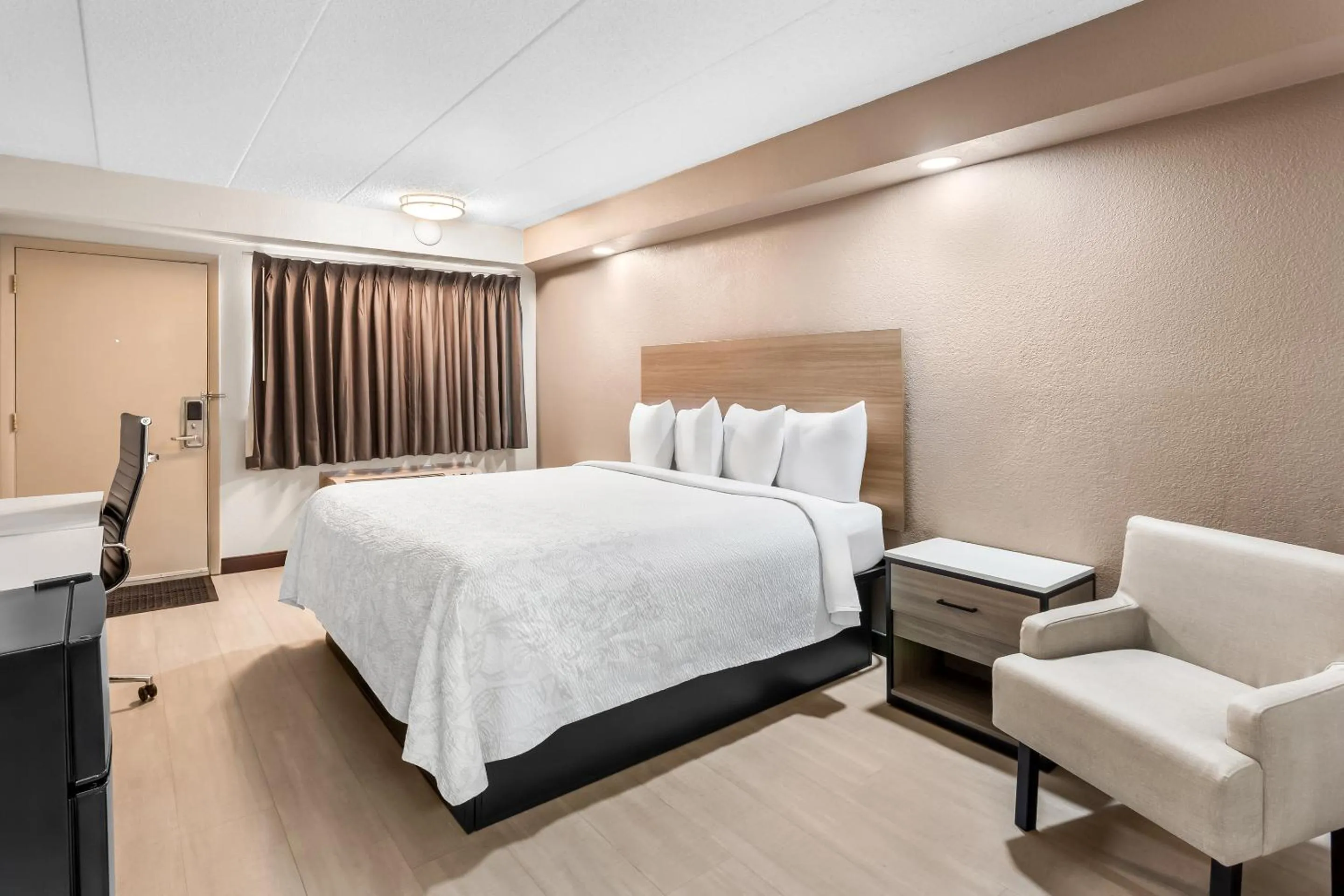 Deluxe King with Kitchenette Smoke Free in Red Roof PLUS Chicago - Hoffman Estates