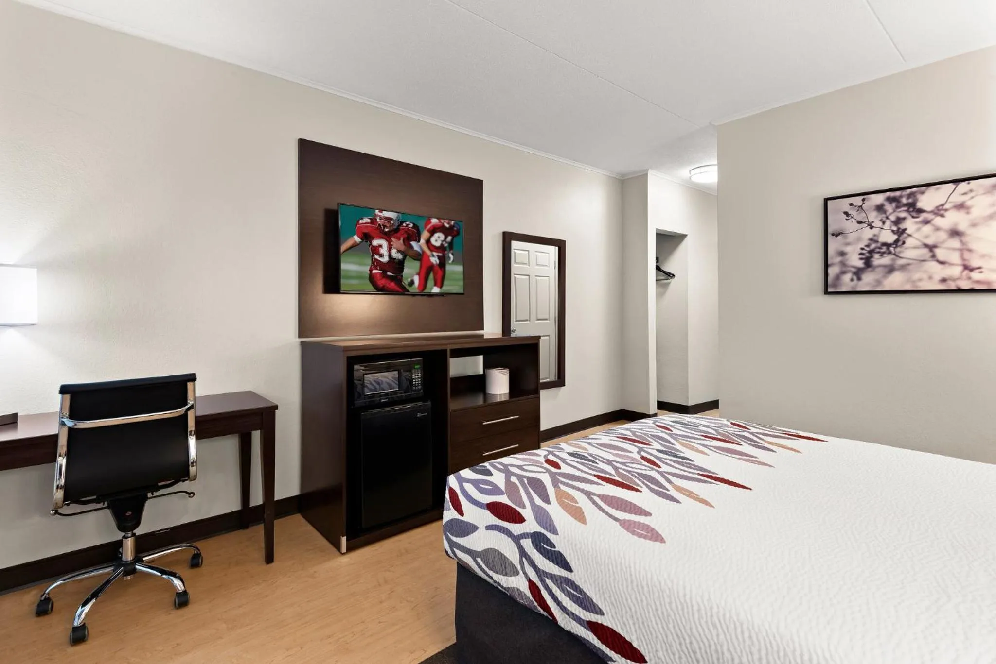  Superior Queen Room Disability Access Roll-In Shower Non-Smoking in Red Roof Inn Norwich