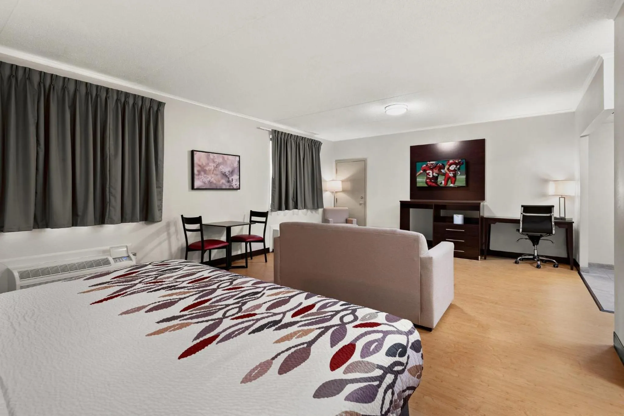 Suite King with Kitchenette Non-Smoking in Red Roof Inn Norwich