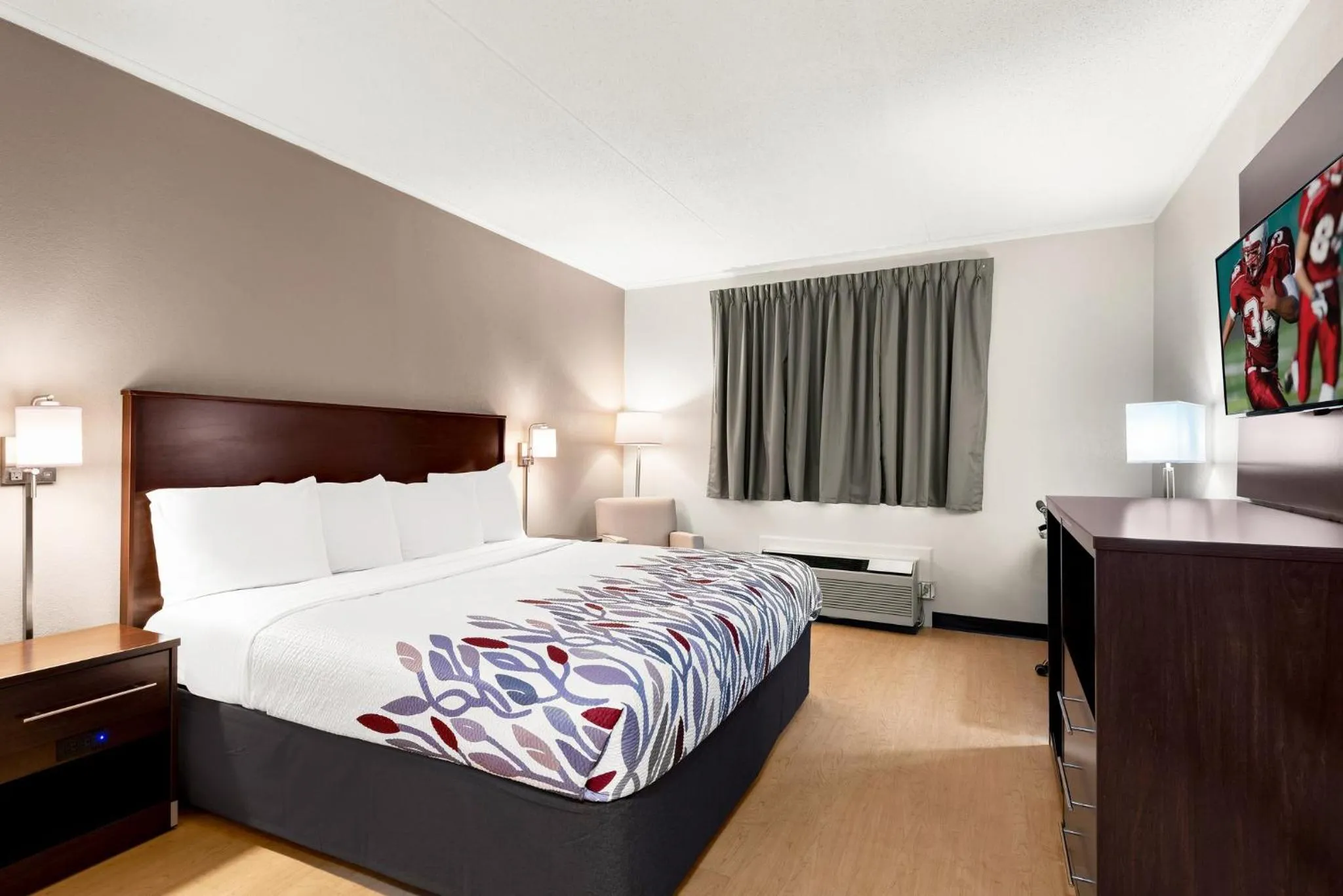 Superior King Room with Kitchenette Non-Smoking in Red Roof Inn Norwich