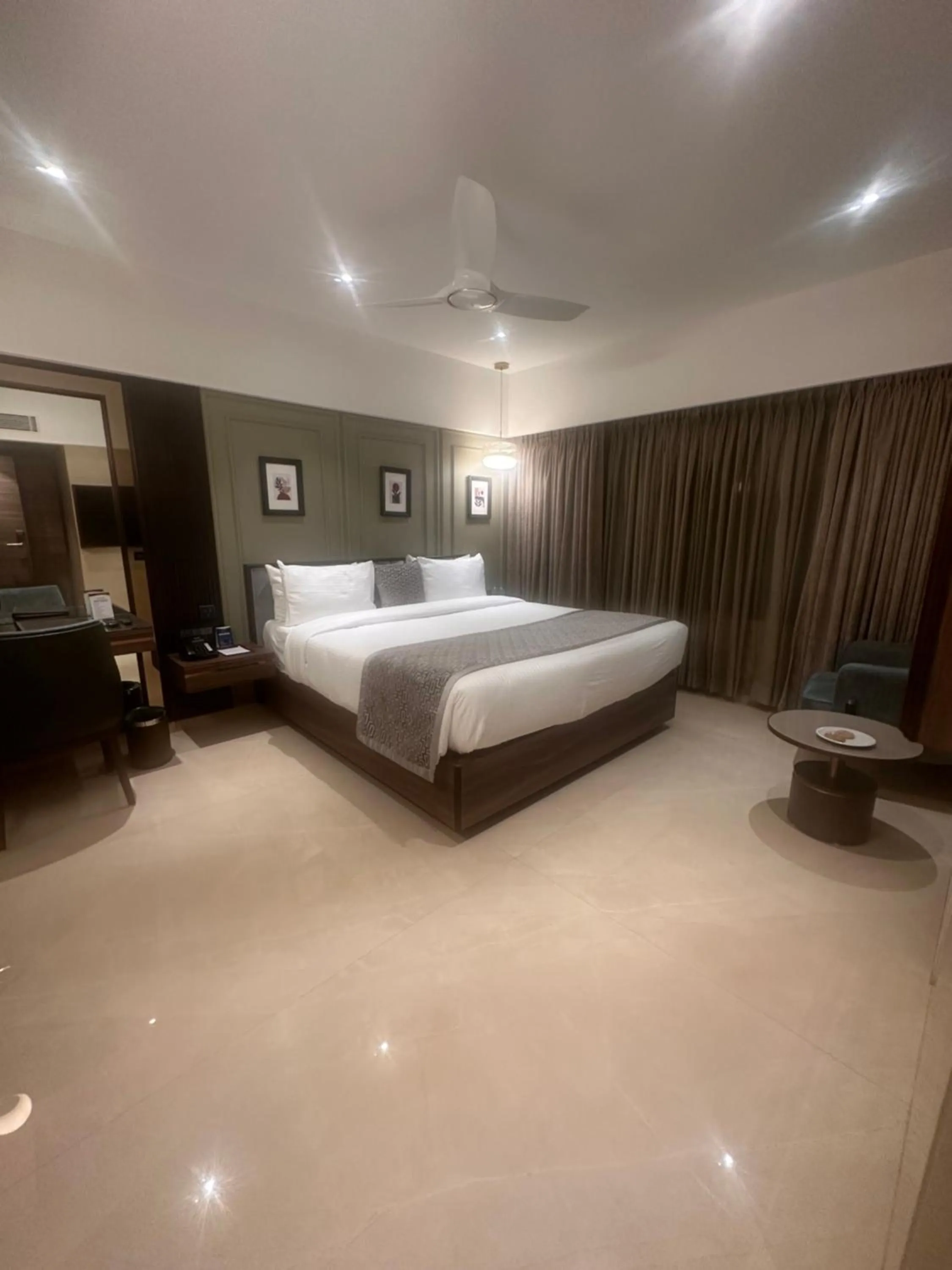 Superior Room King Bed in Tunga International Hotel