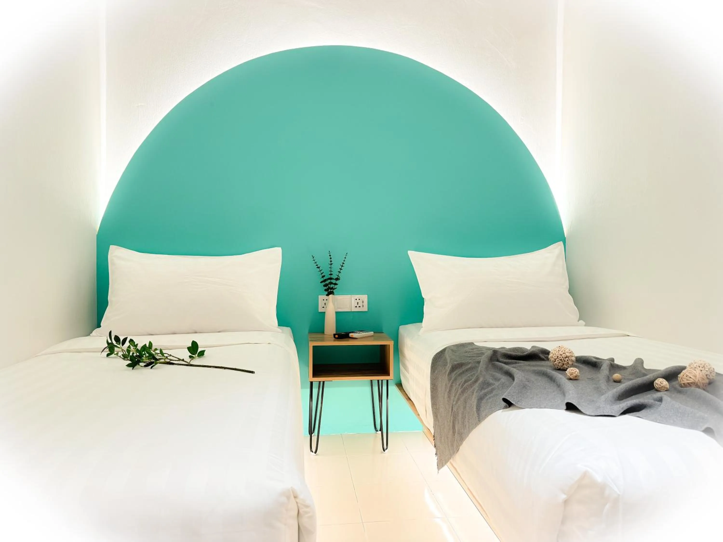 Modern Twin Room in Apple 1 Hotel Queensbay