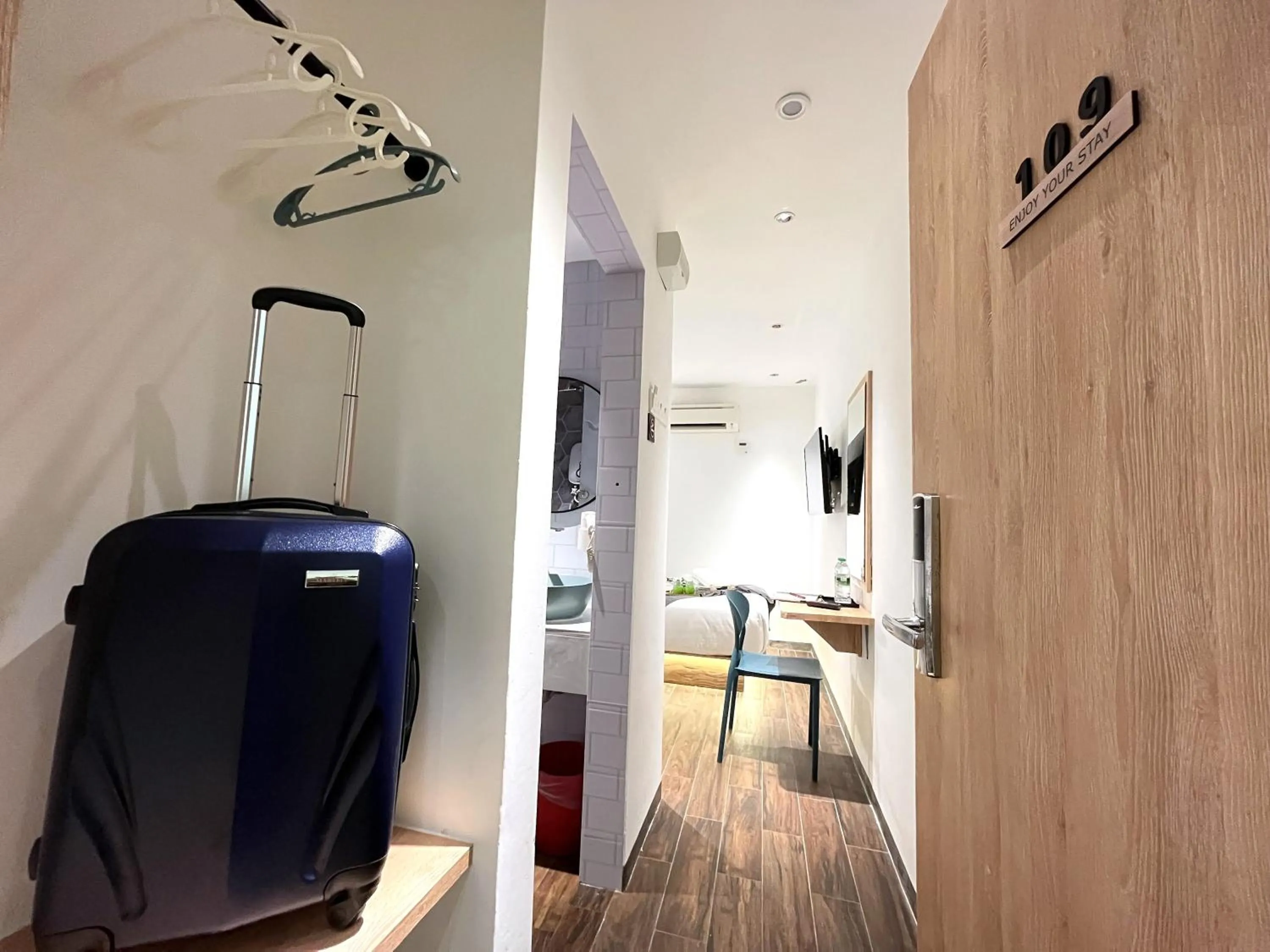 Modern Queen Room in Apple 1 Hotel Queensbay