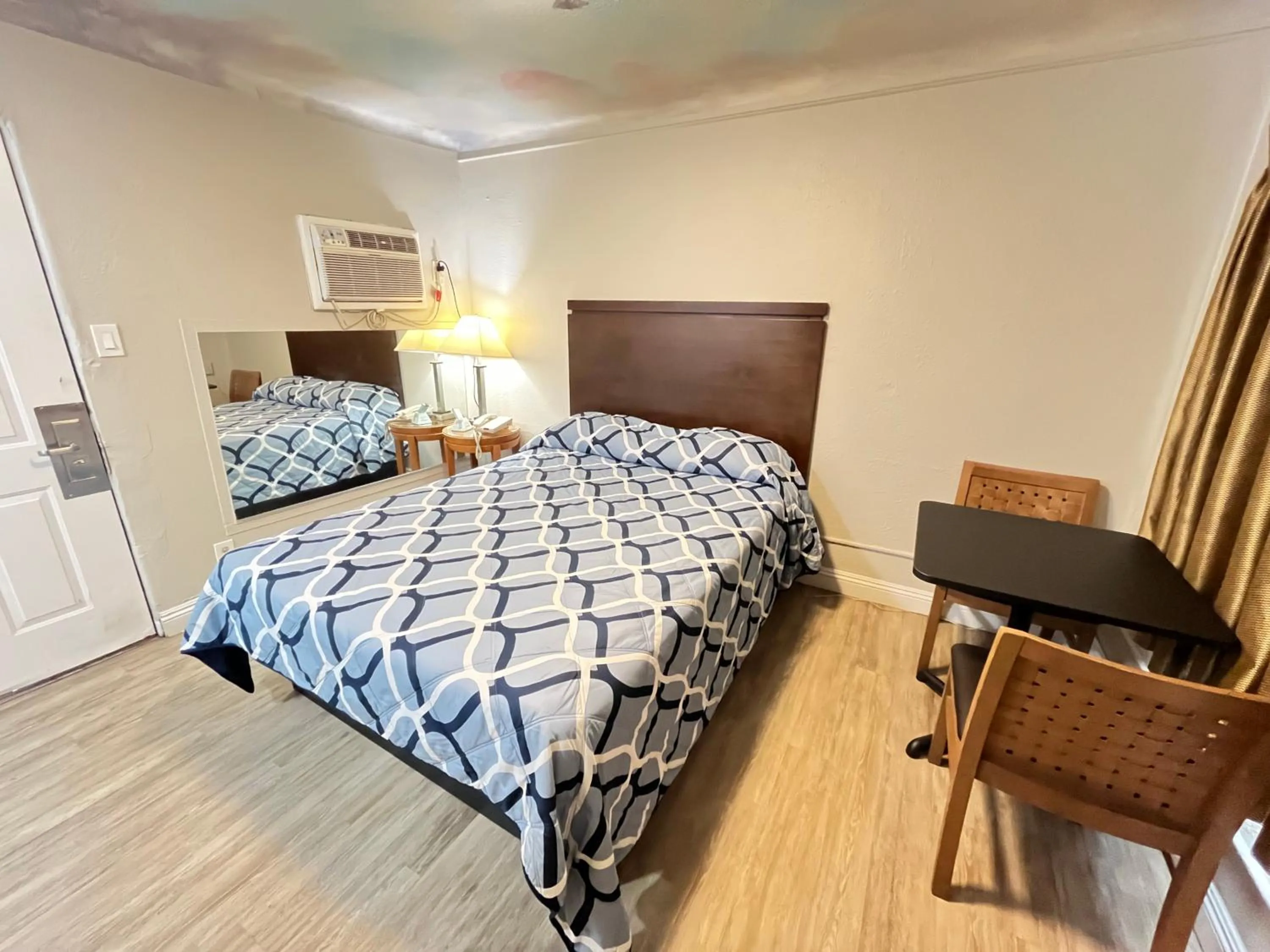 Queen Room in Griffith Park Motel, in Los Angeles Hollywood Area