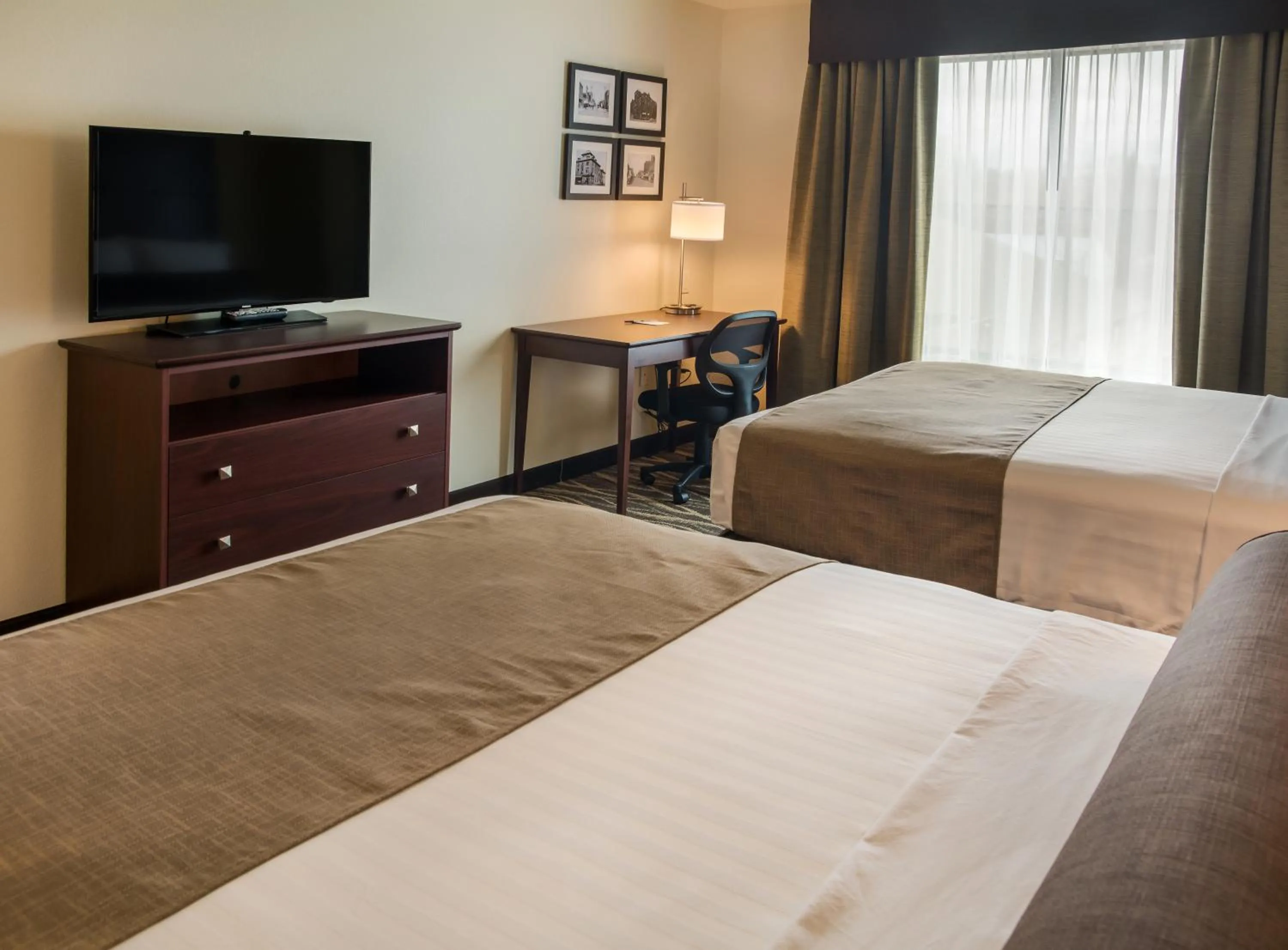 Queen Room - Disability Access in Cobblestone Inn and Suites - Ashland