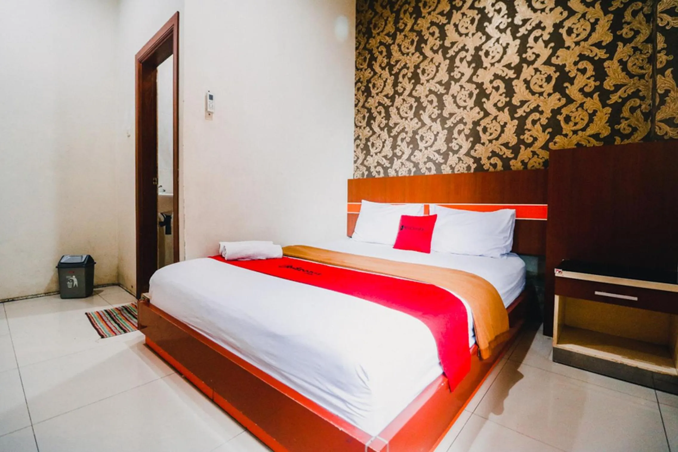 Double Room in RedDoorz Plus at Grand City Inn Makassar