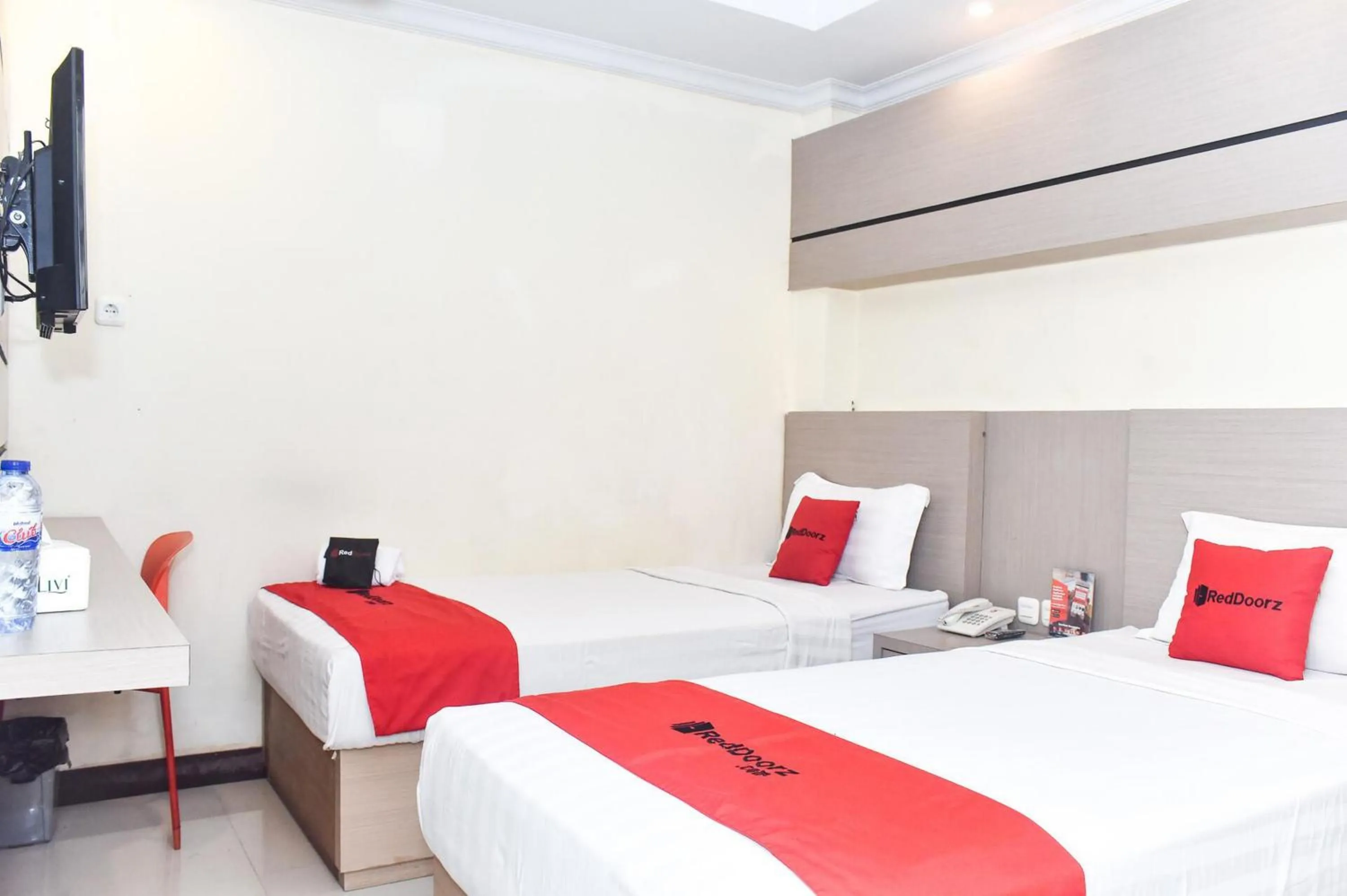 Deluxe Twin Room in Reddoorz Plus near Makassar Town Square