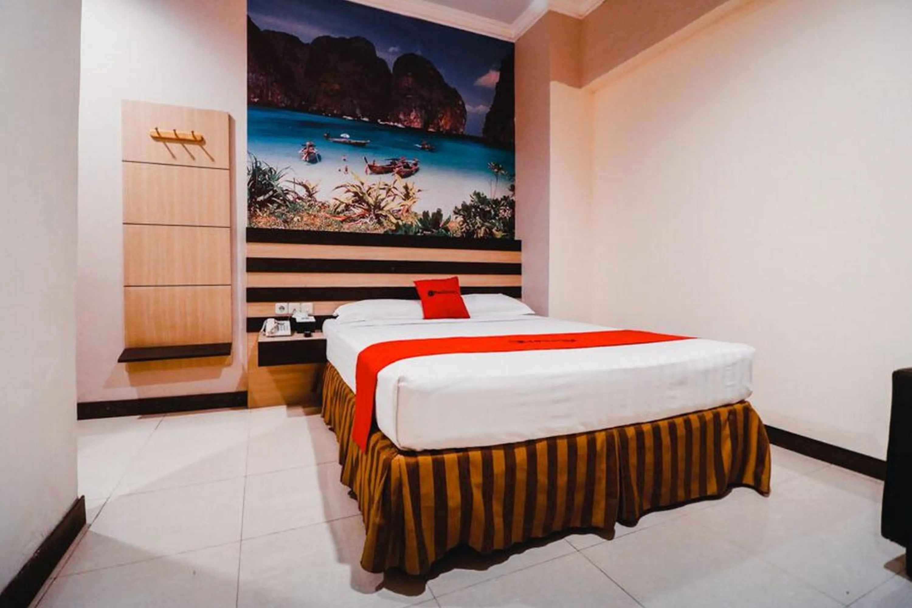 Deluxe Room in Reddoorz Plus near Makassar Town Square
