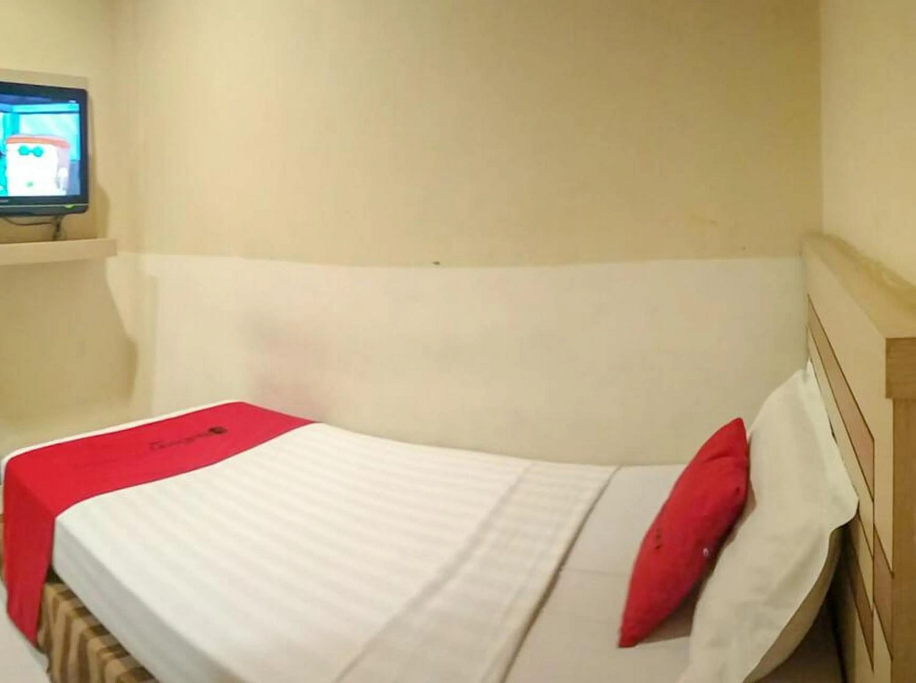 Single Room in Reddoorz Plus near Makassar Town Square