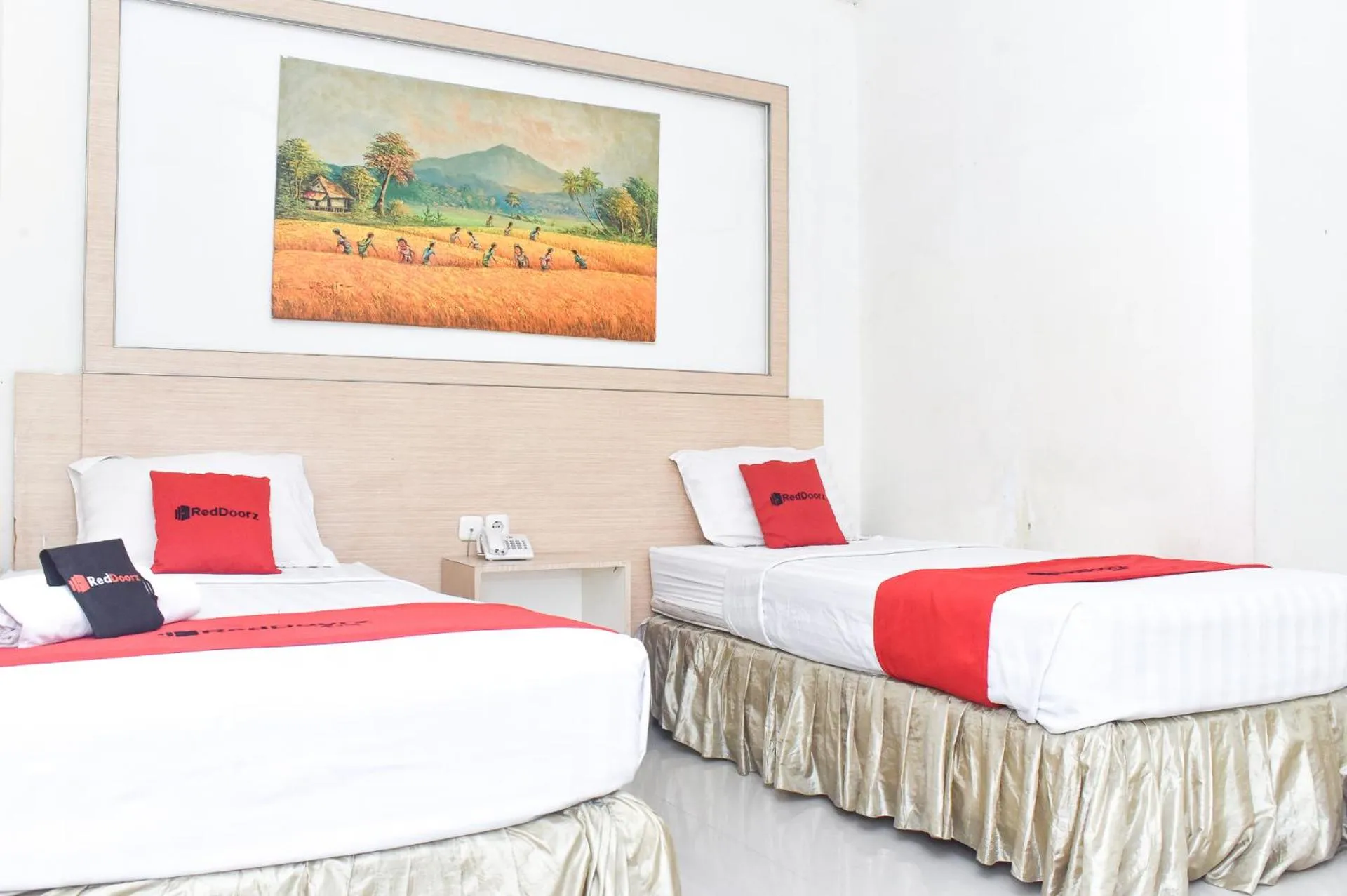 Standard Twin Room in RedDoorz Plus near Sultan Hasanuddin Airport
