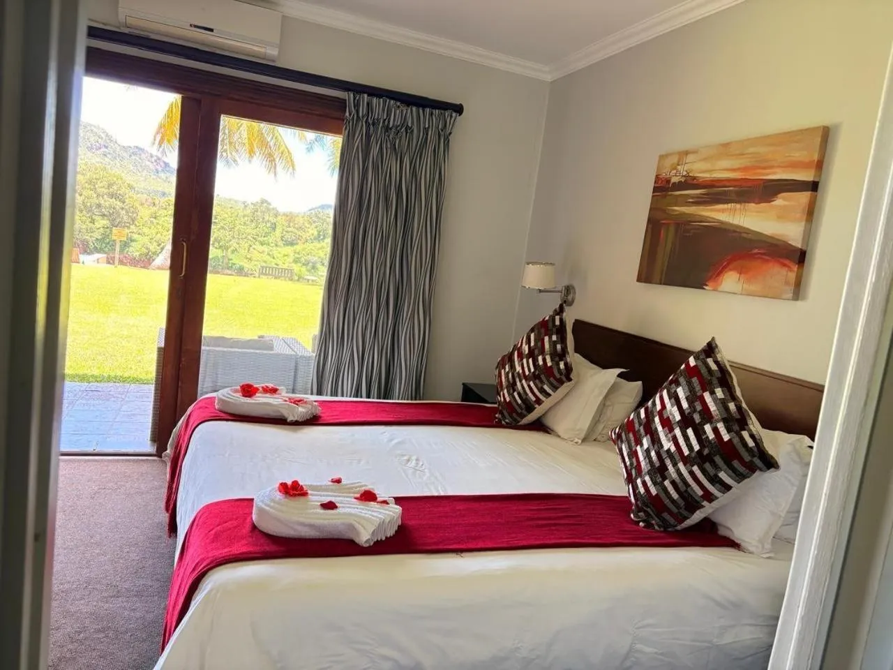 Deluxe Double or Twin Room with River View - single occupancy in Rio Vista Lodge