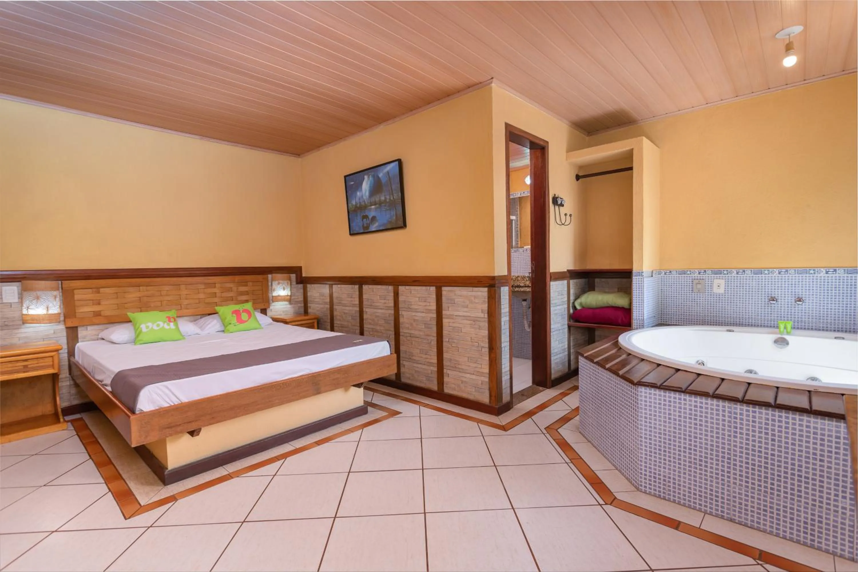 Queen Suite with Spa Bath in Wood House