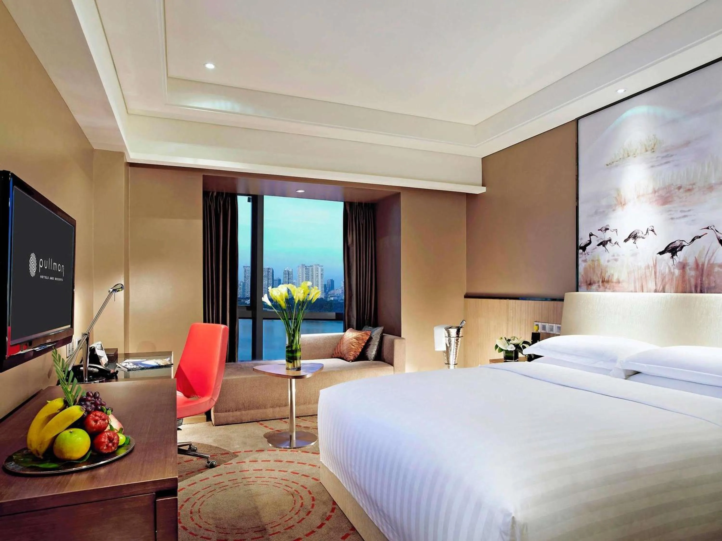 Deluxe King Room with Lake View in Pullman Xiamen Powerlong