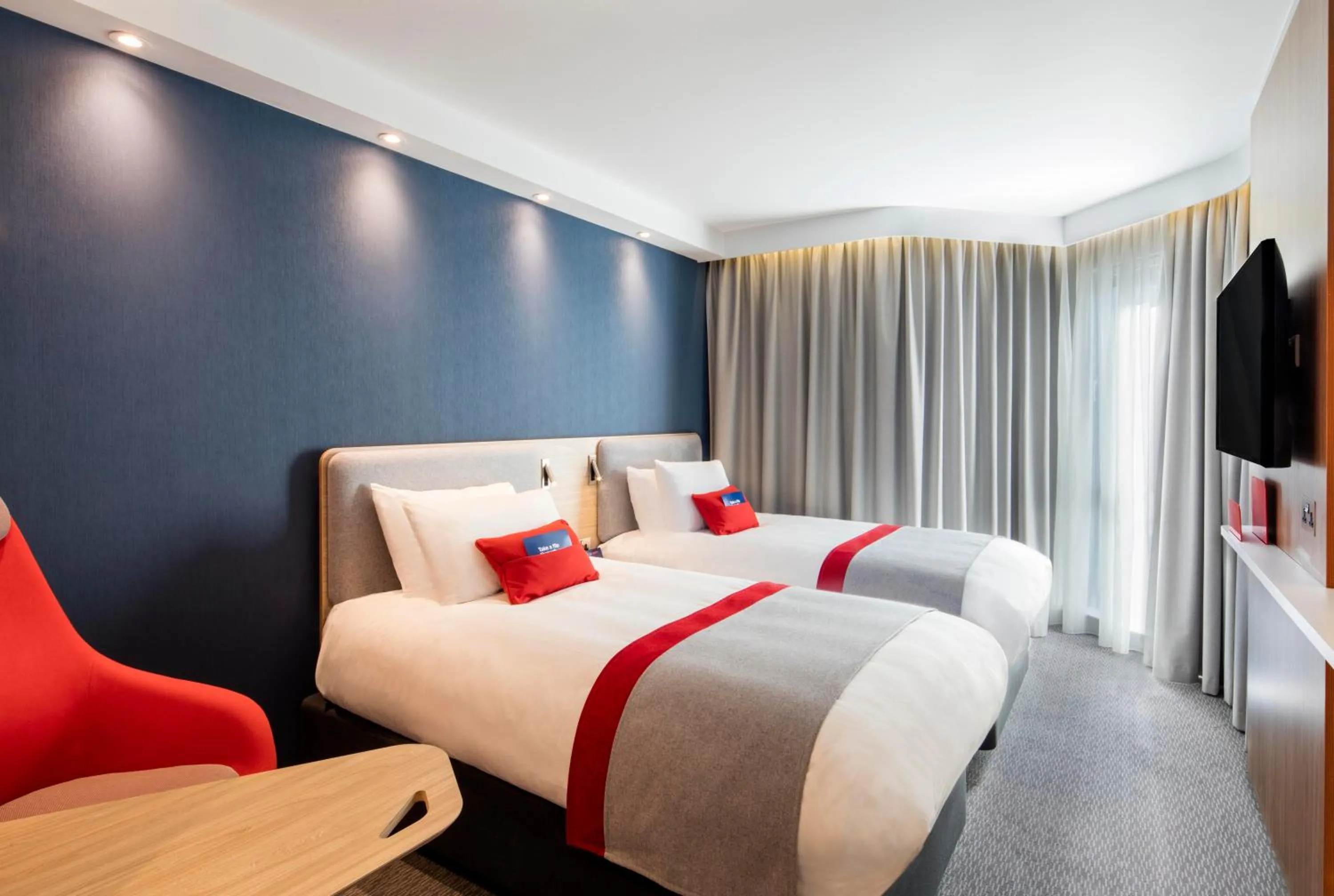Standard Twin Room with Free Hot Breakfast in Holiday Inn Express Belfast City by IHG