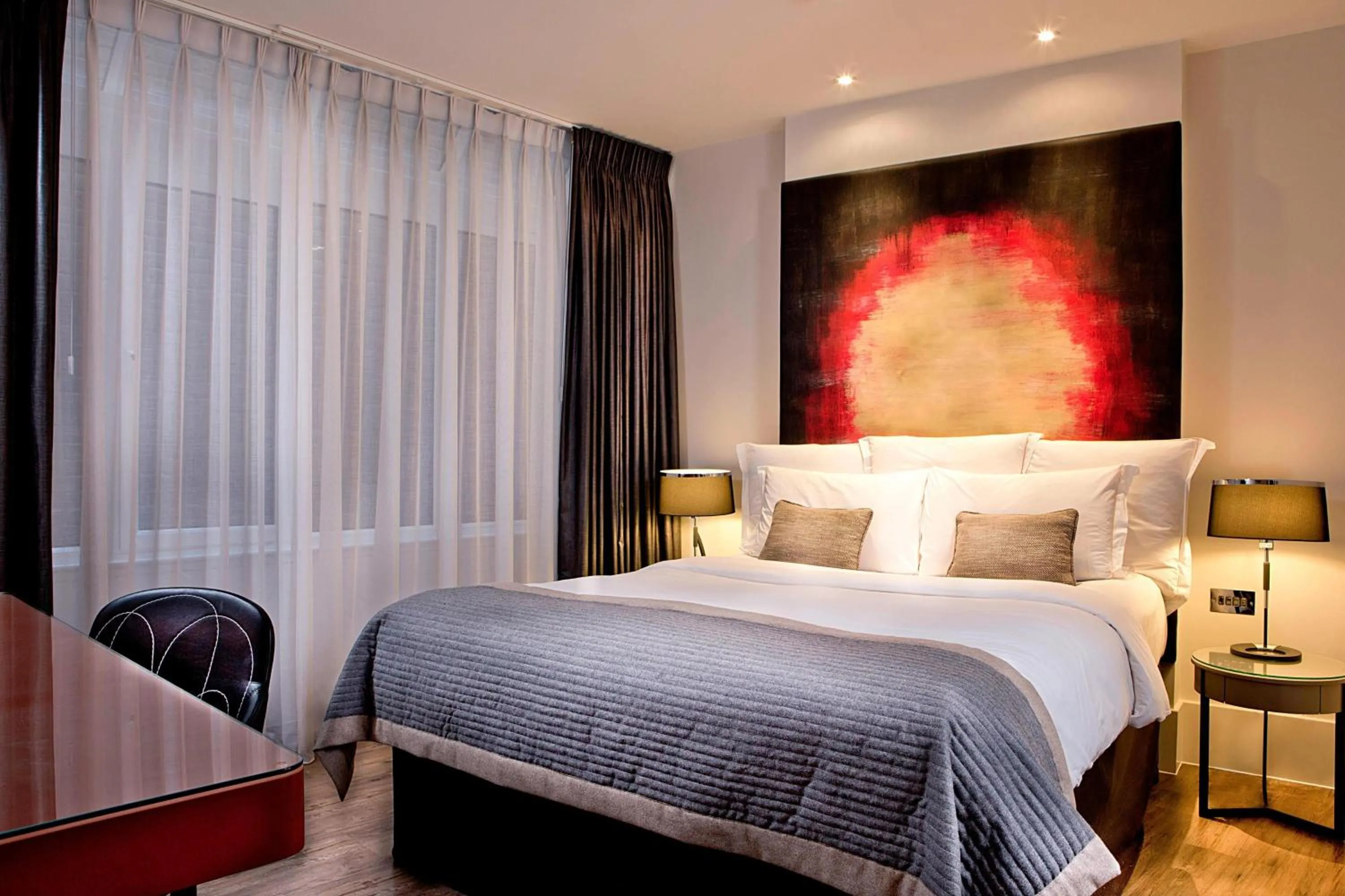 Deluxe, Larger Guest room, 1 Queen   in Threadneedles, Autograph Collection