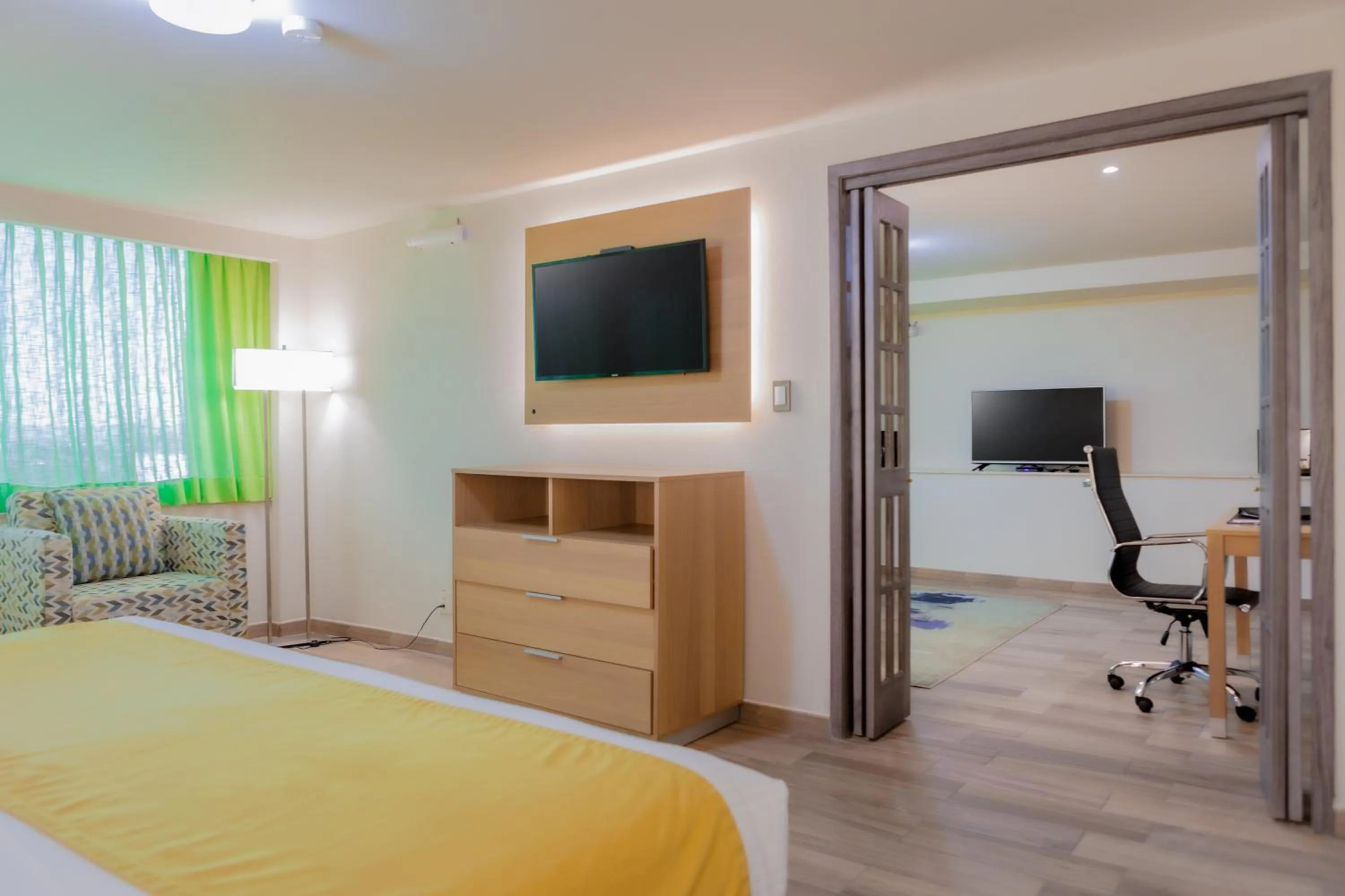 King Suite with Sofa Bed - Non-Smoking in La Joya Pachuca