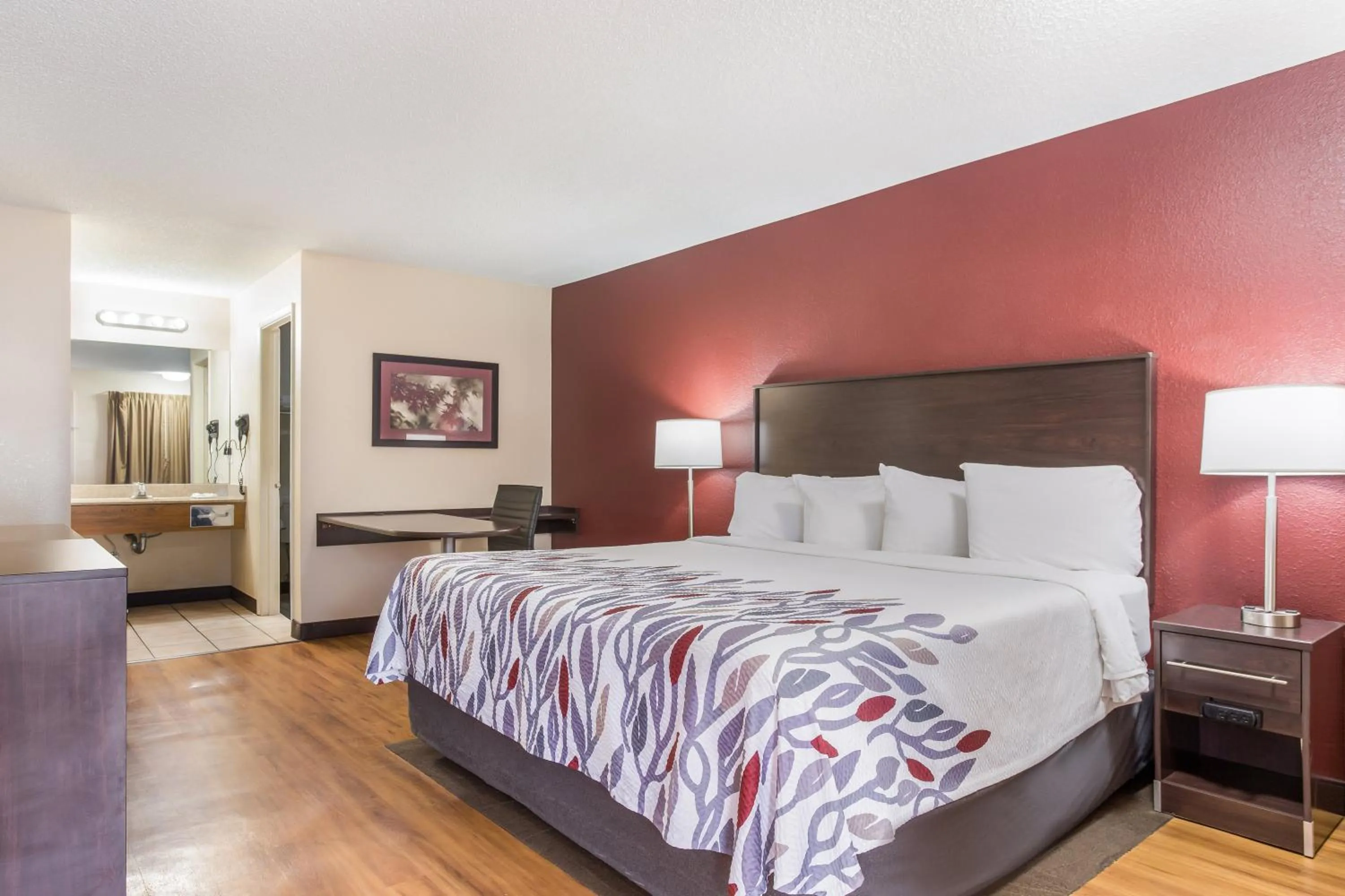 Superior Room with One Queen Bed Smoke Free in Red Roof Inn Albuquerque - Midtown