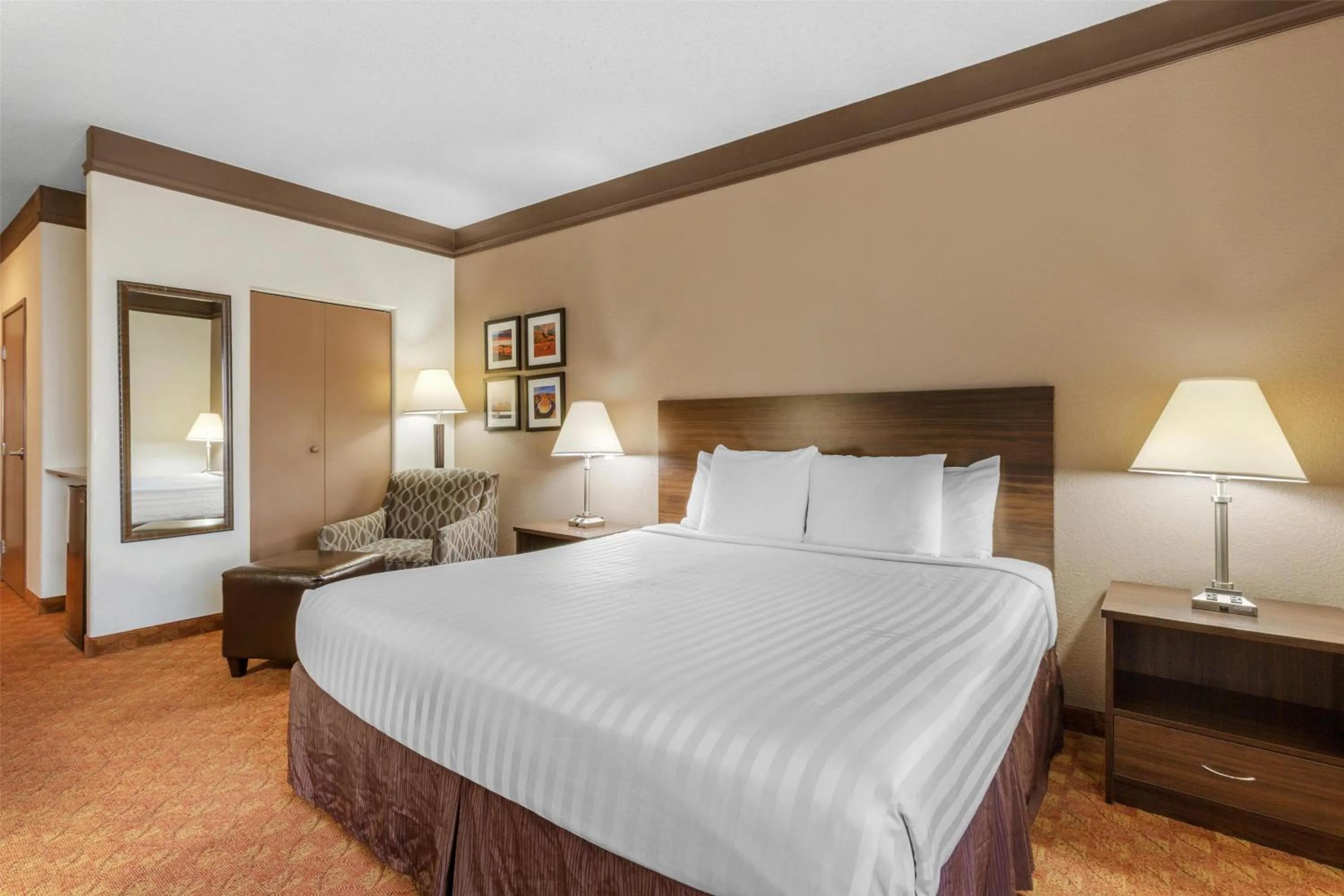 King Room with Roll-In Shower - Mobility Access in Best Western Tolleson