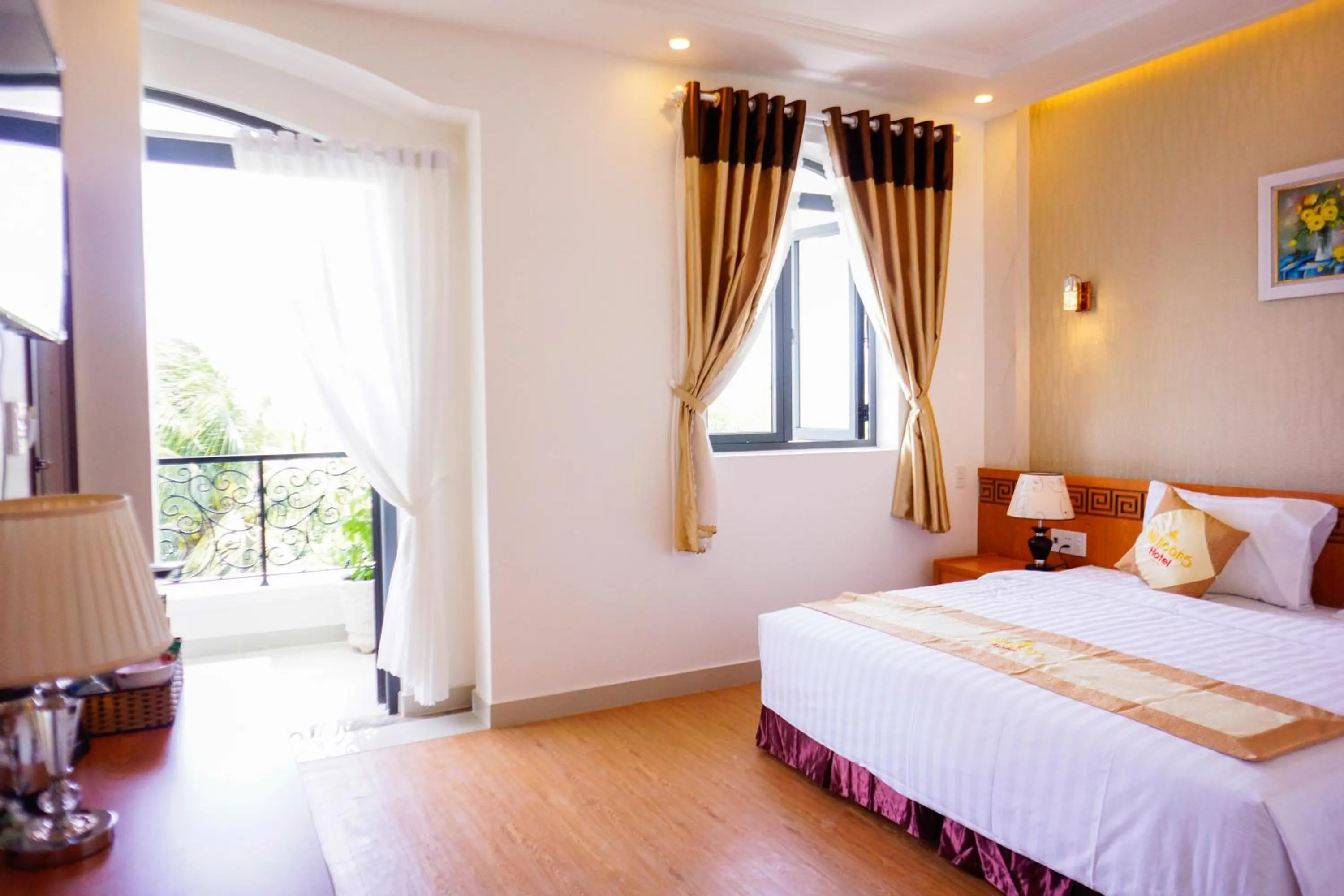 Double or Twin Room with Balcony in NỮ HOÀNG HOTEL