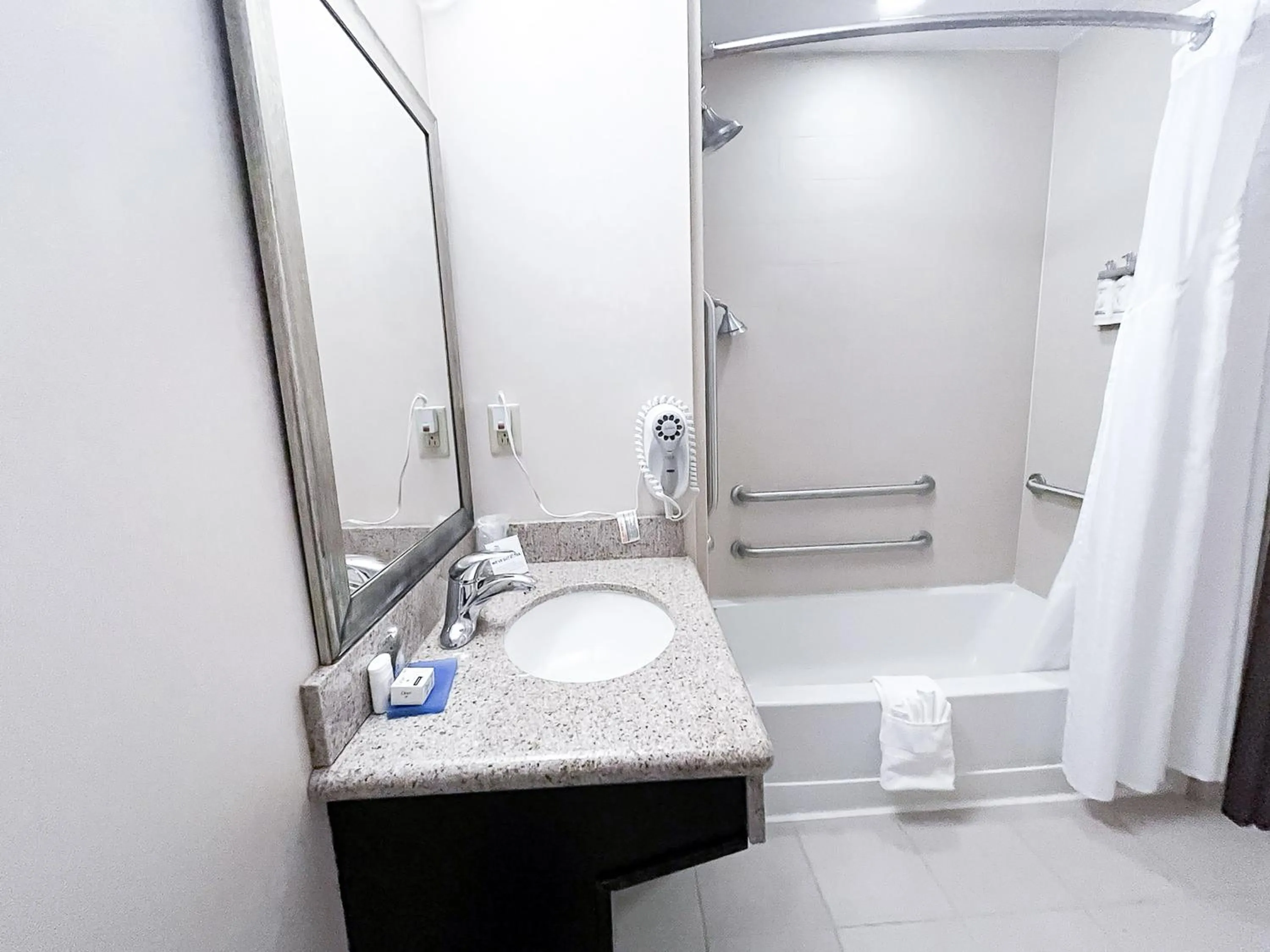 Suite - Only Hearing Accessible in Holiday Inn Express & Suites Morton Peoria Area by IHG