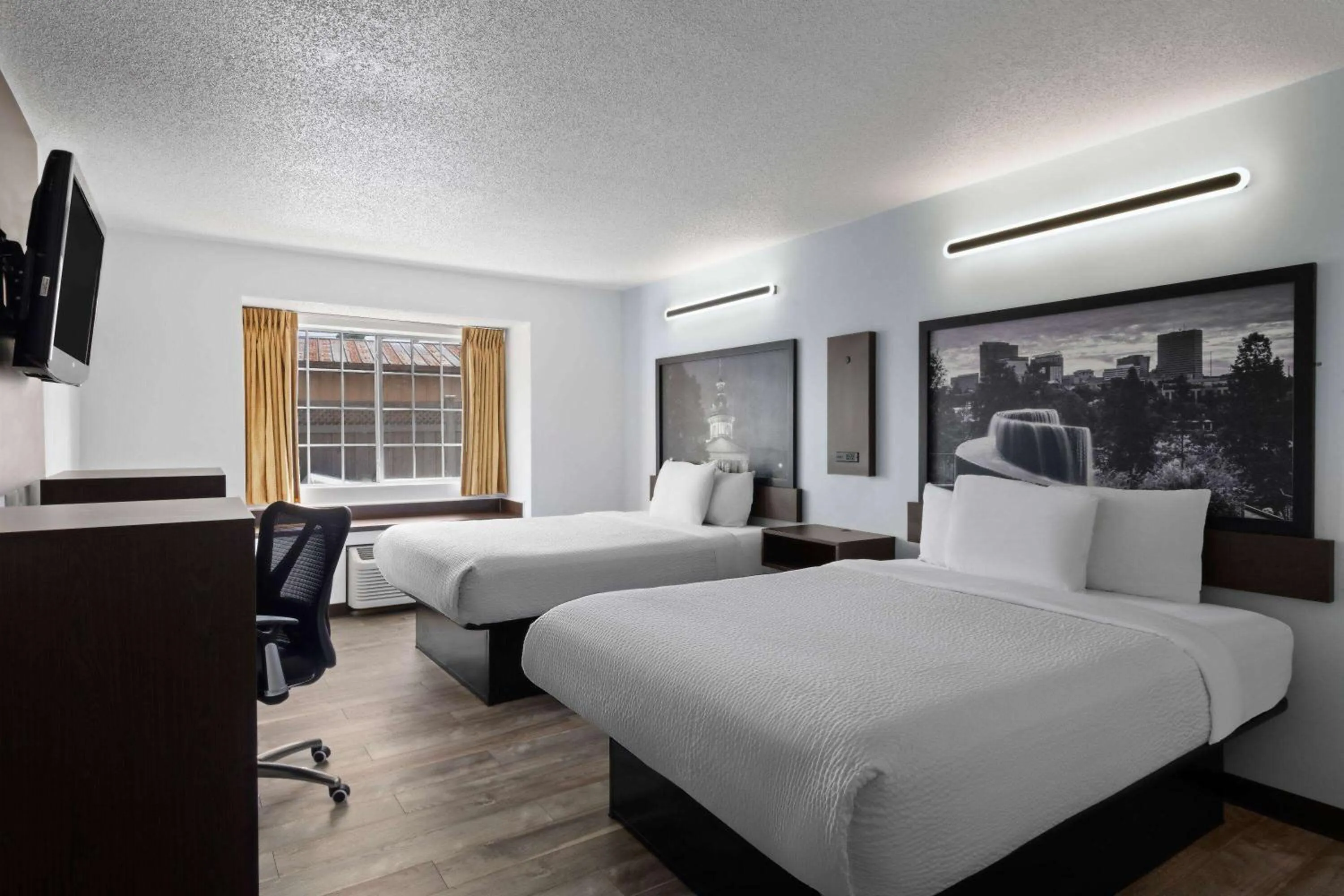 Deluxe Queen Room - Disability Access/Non-Smoking in Super 8 by Wyndham Harbison/Parkridge Hospital