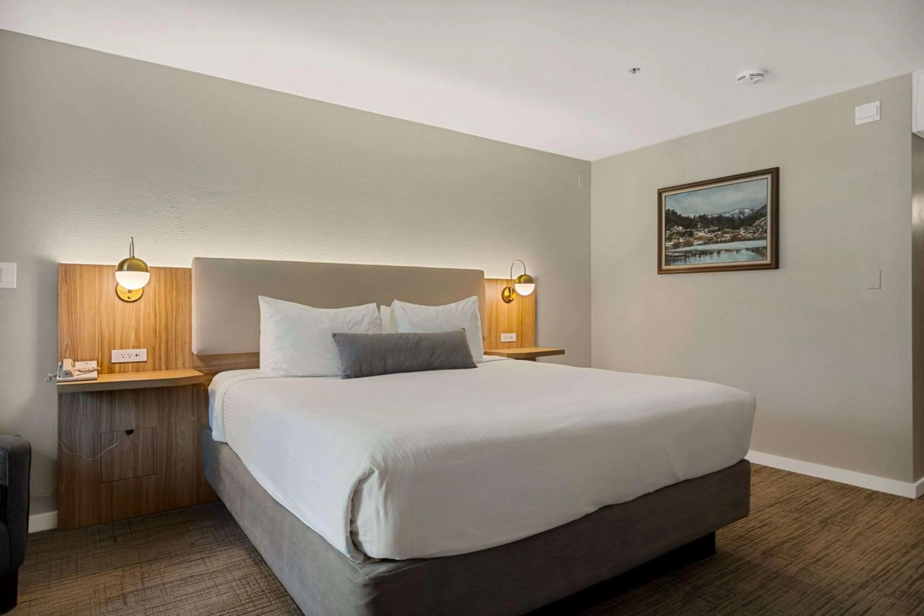 King Room with Fireplace, Balcony and Jetted Tub - Non-Smoking in Chateau Big Bear Boutique Hotel, BW Signature Collection