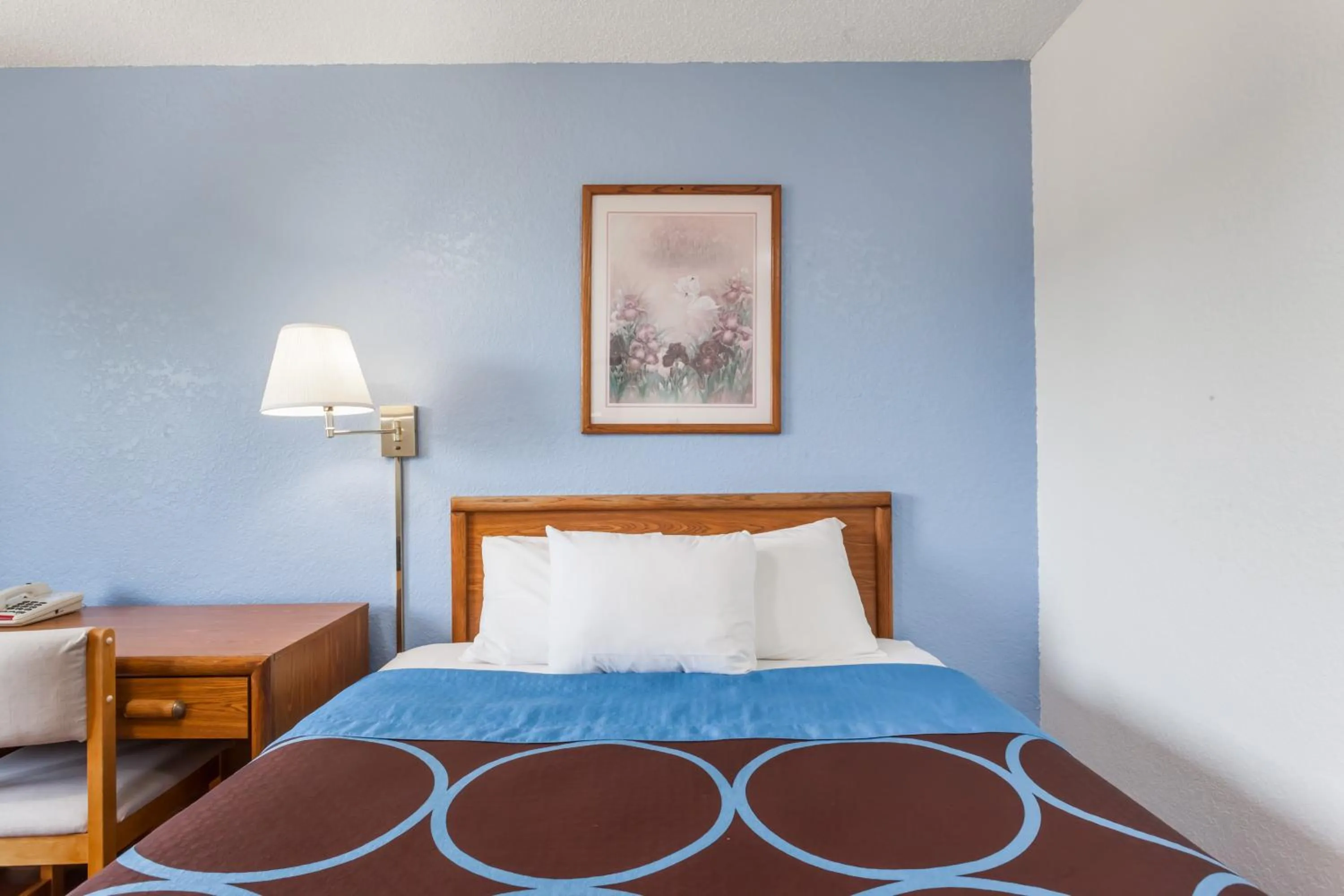 Double Room with Bath Tub - Mobility/Hearing Accessible - Non-Smoking in Super 8 by Wyndham Norwich