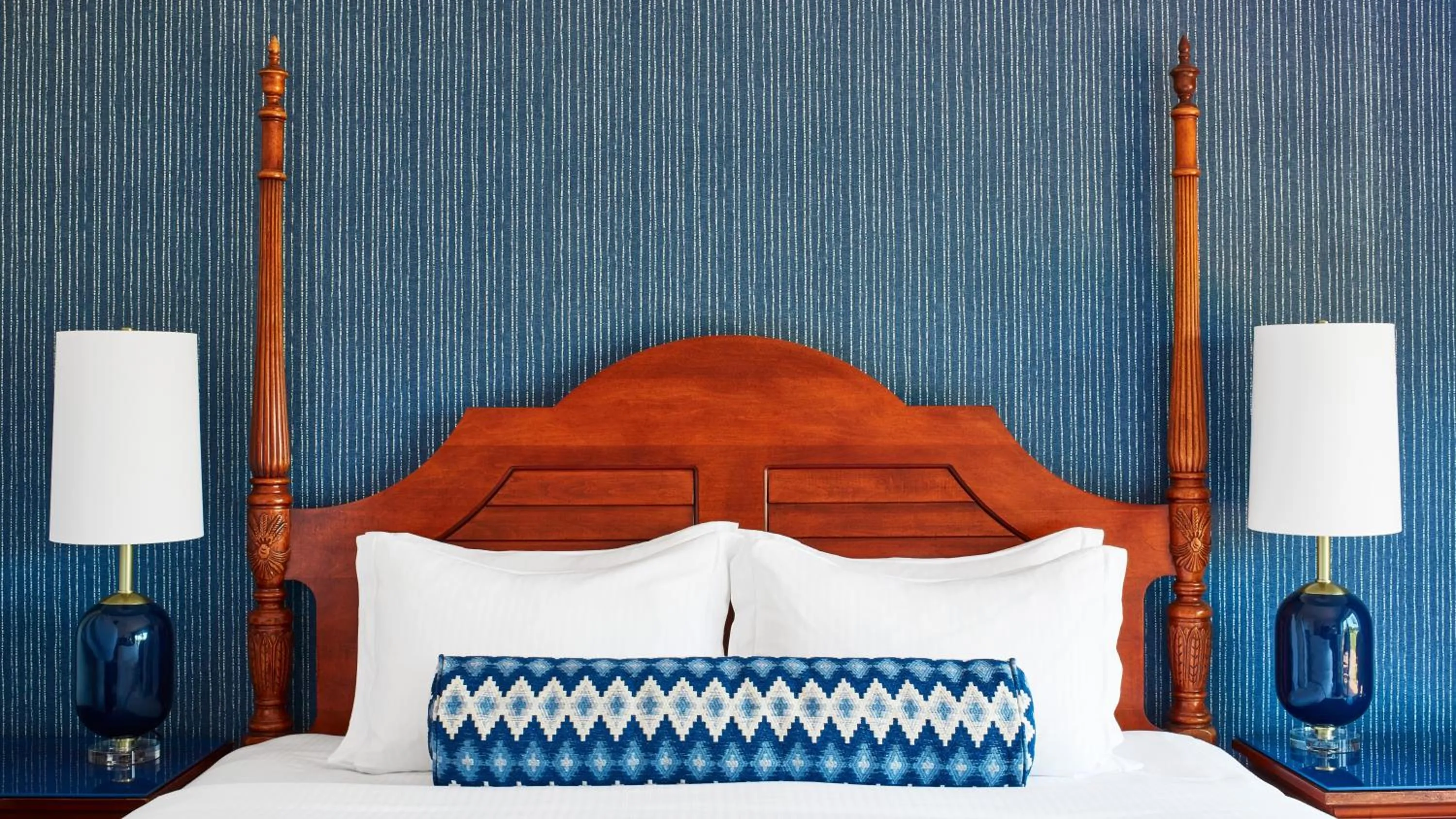 Deluxe King Room in The Tides Inn