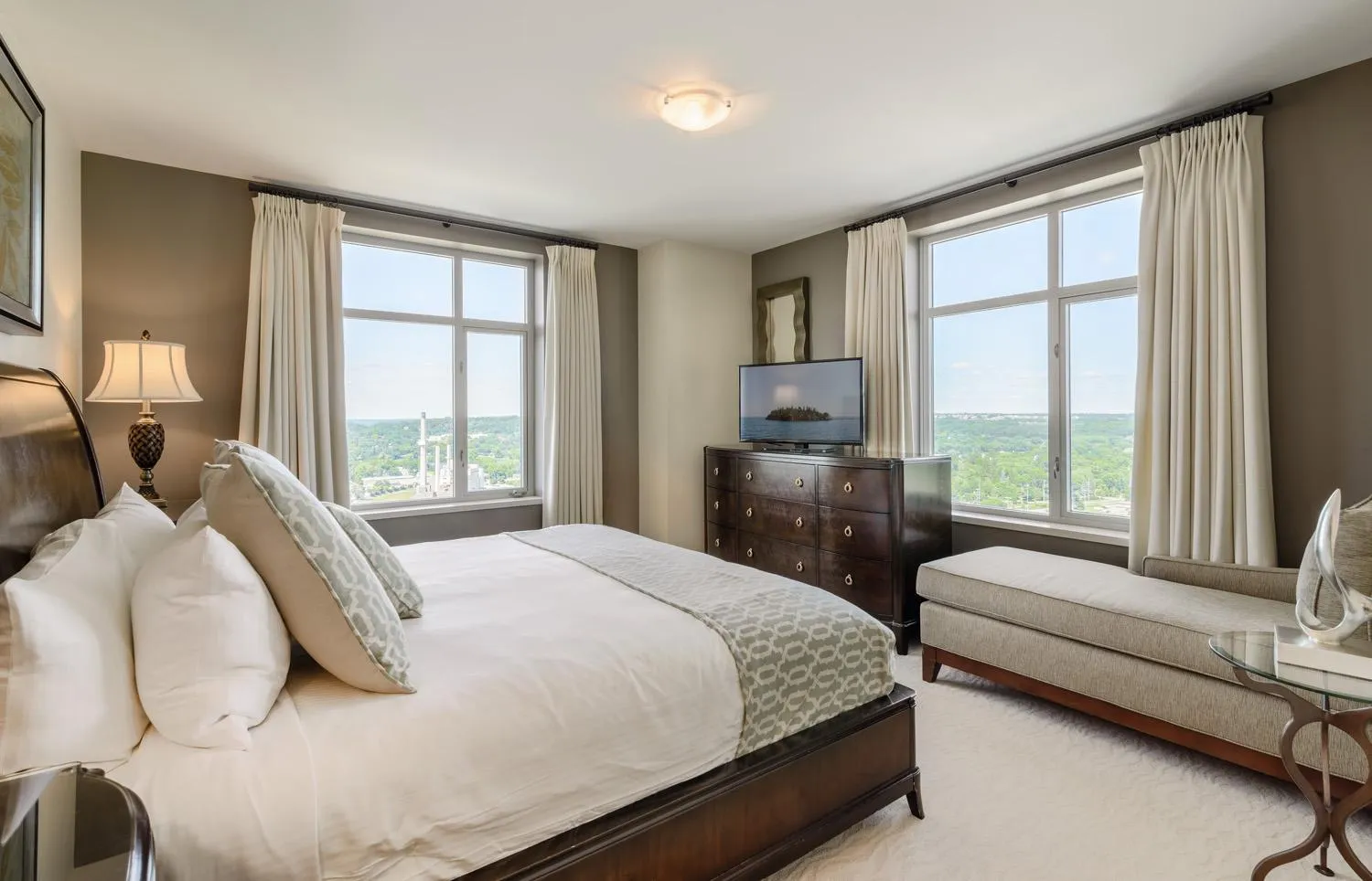 1 King Bed, One-Bedroom Executive Suite, Non-Smoking in Broadway Plaza, Trademark Collection by Wyndham