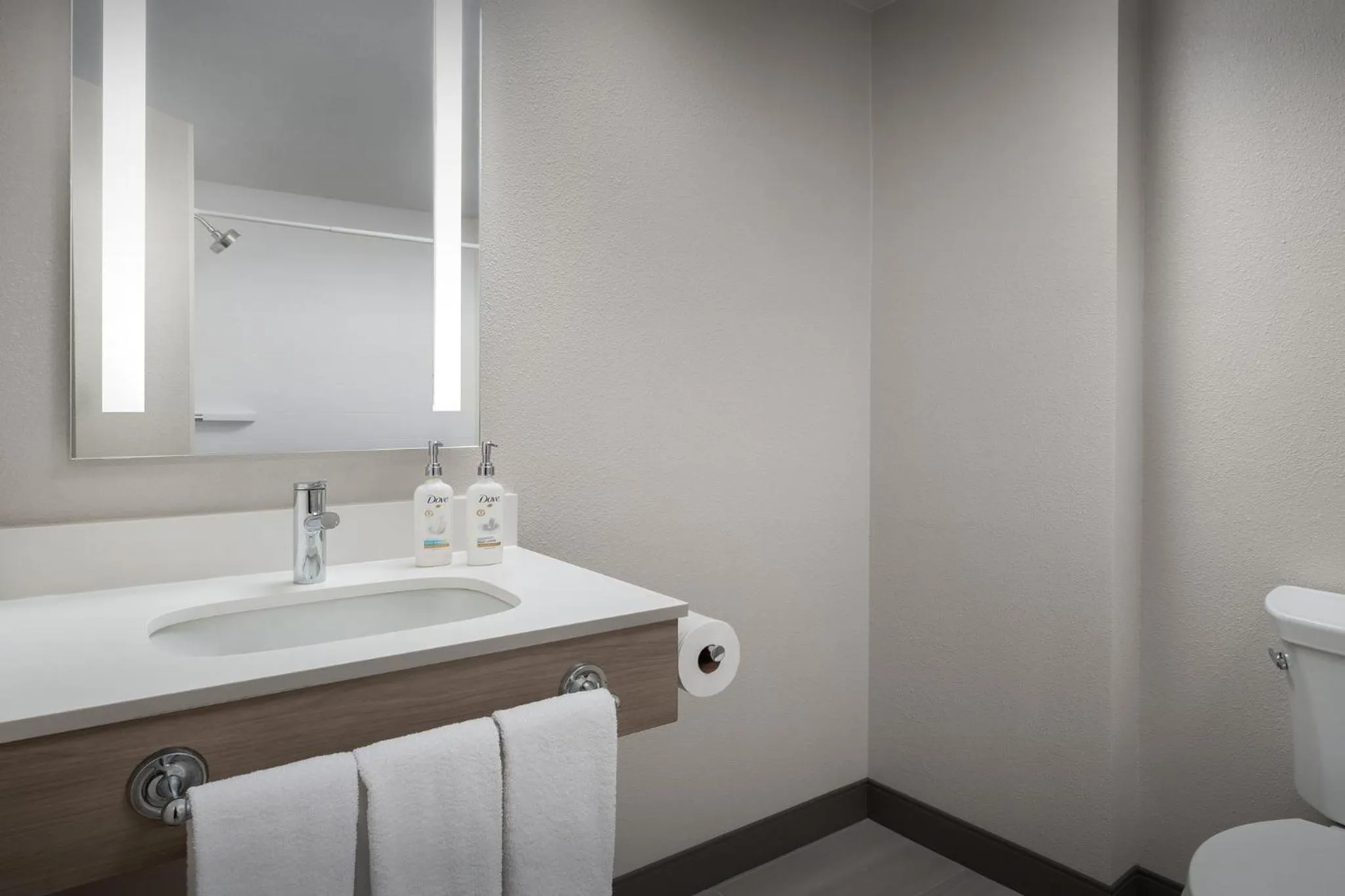 Standard King Room with Mobility Accessible Tub in Holiday Inn Express Spokane Airport by IHG