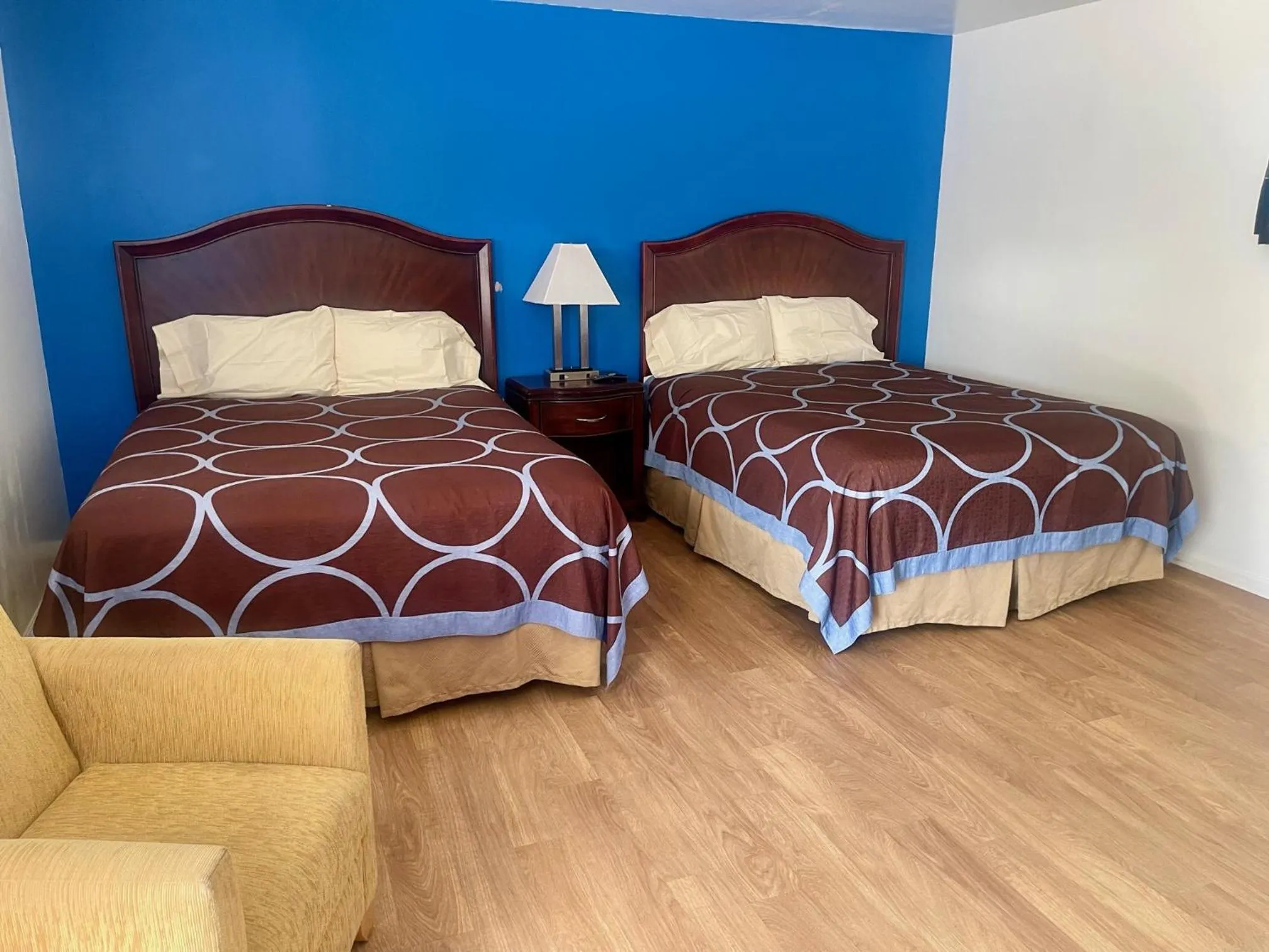 Double Room with Two Double Beds - Smoking in Rodeway Inn Flora