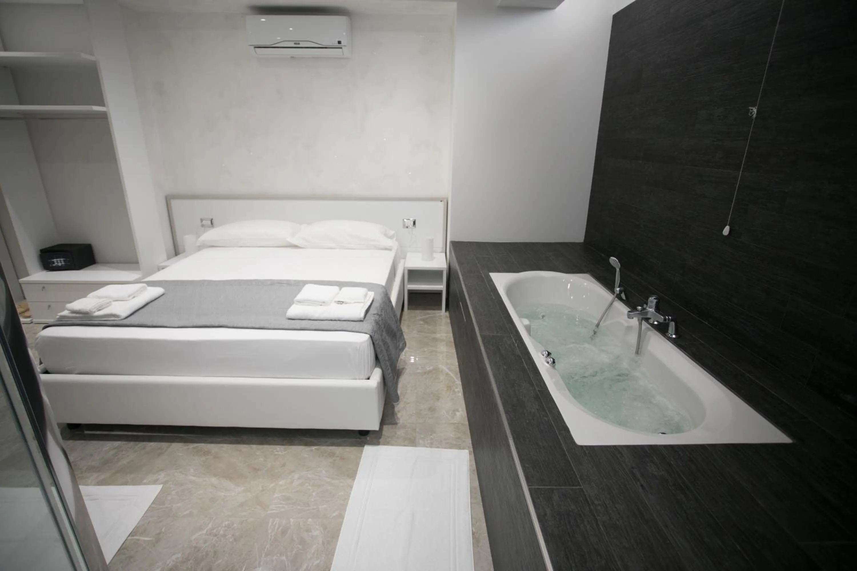 Suite with Spa Bath in Tropea Luxury & Charm