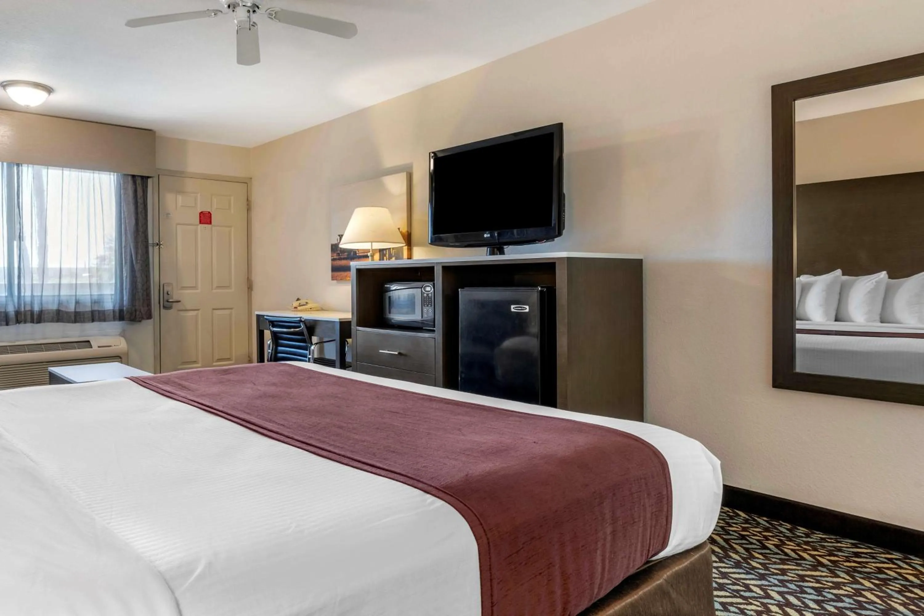 Deluxe King Room with Hot Tub - Non-Smoking in Best Western Orchard Inn