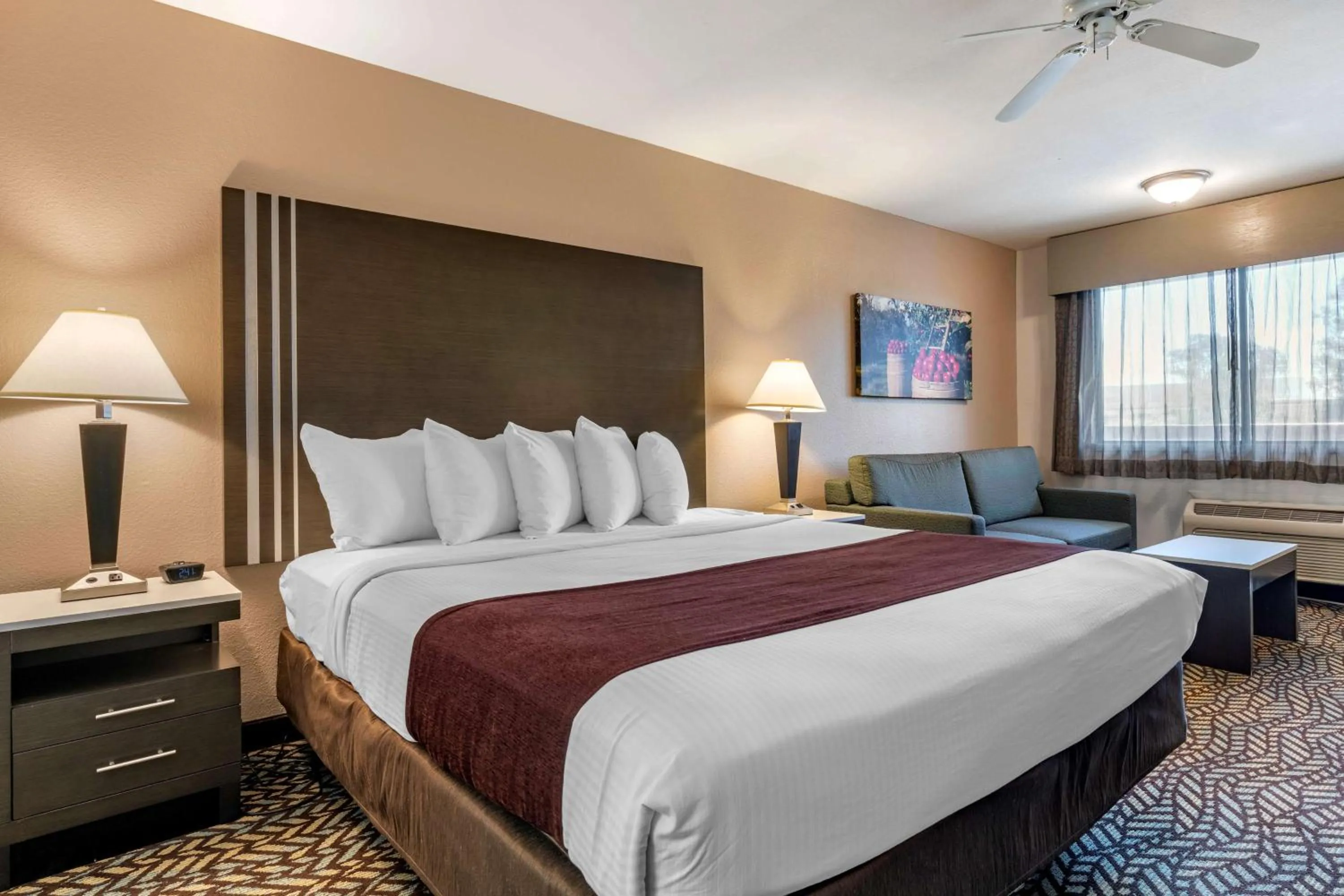 King Room with Spa Bath - Non-Smoking in Best Western Orchard Inn