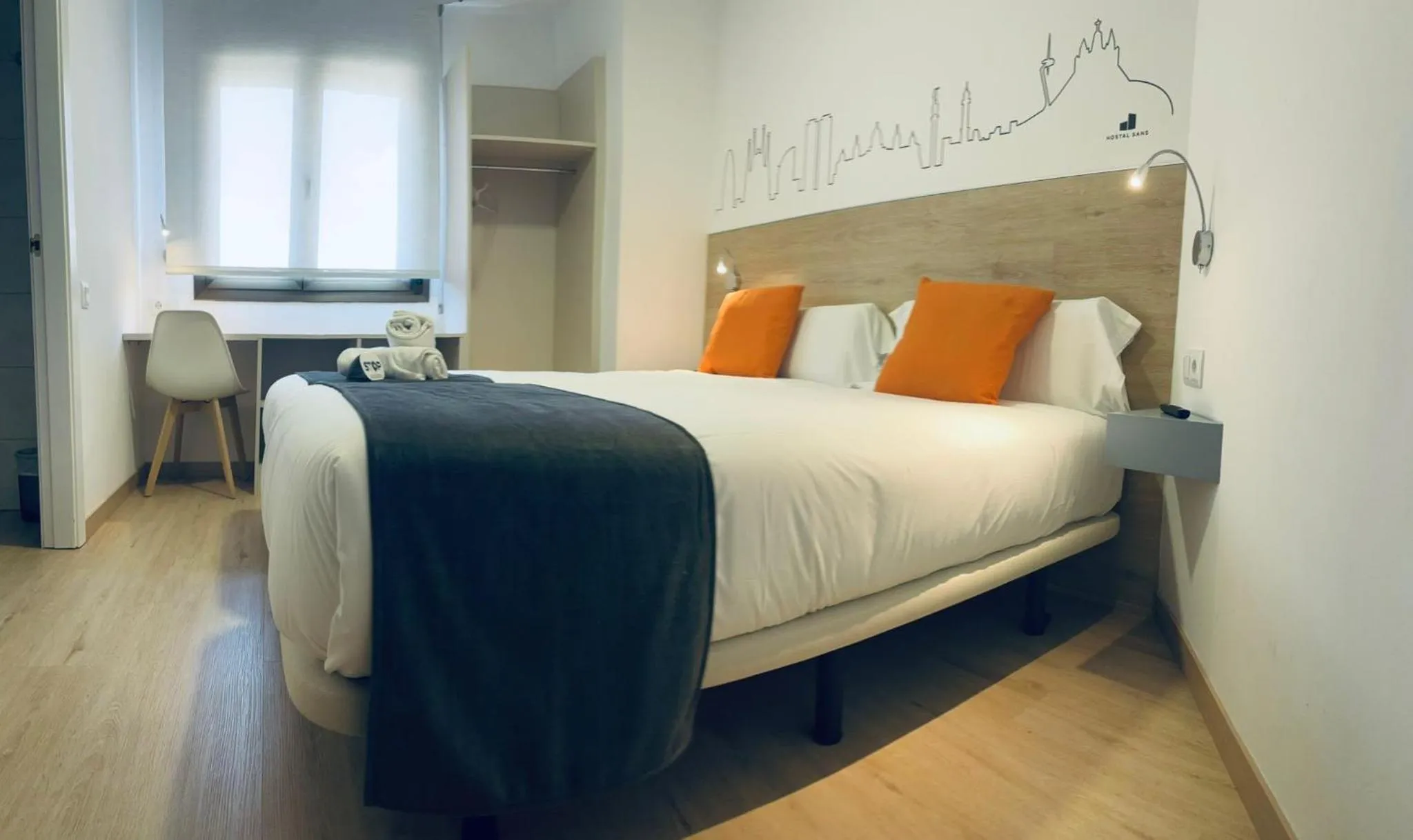 Comfort Double Room with City View in Hostal Sans