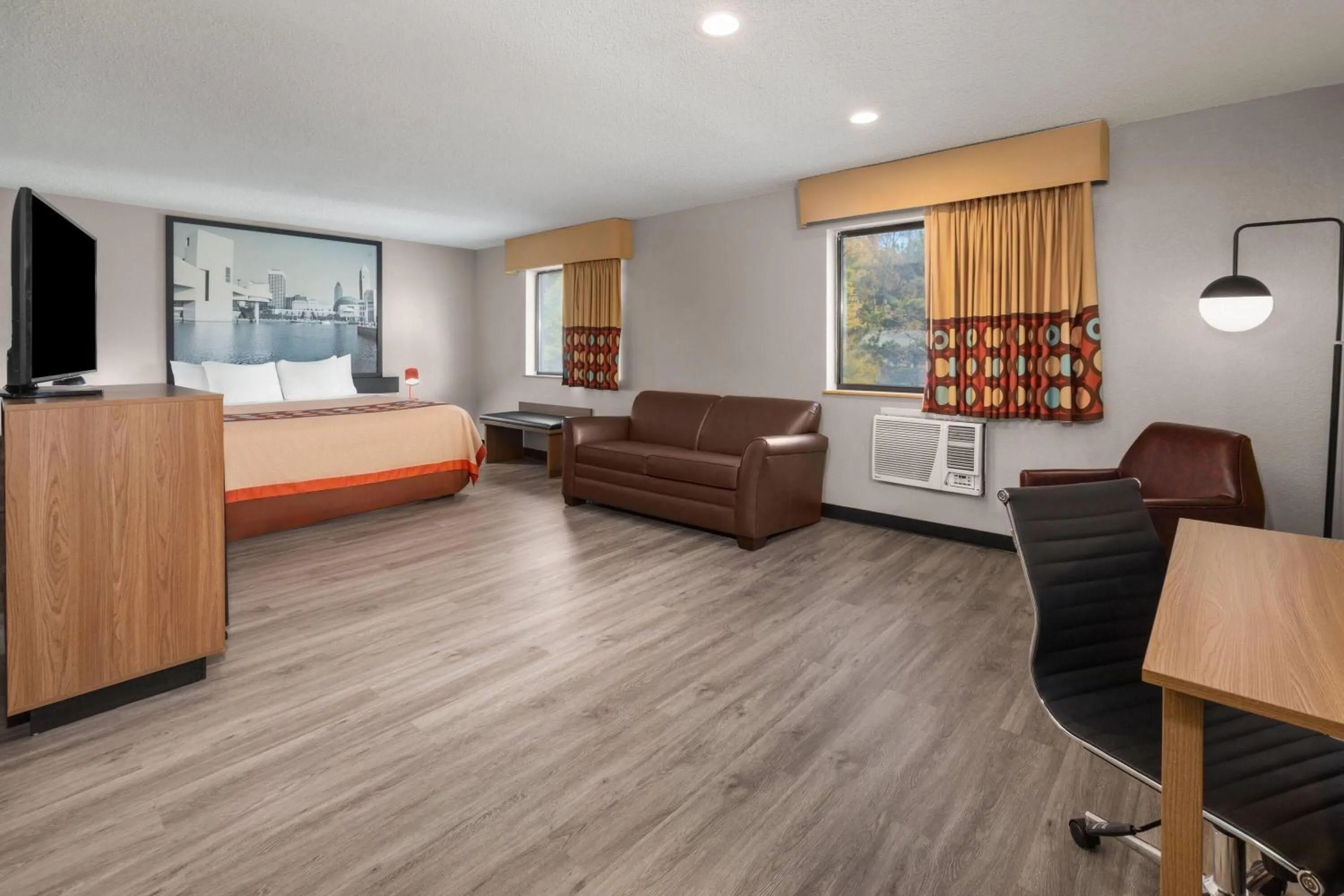 King Studio Suite, Smoking in Super 8 by Wyndham Kent/Akron Area